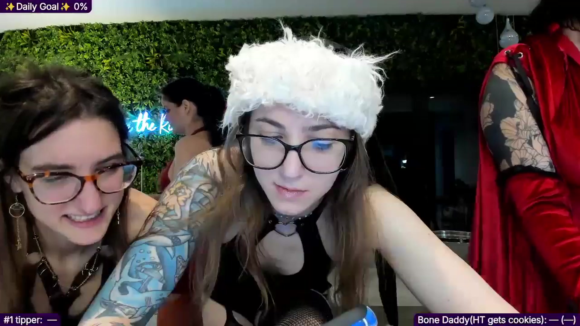 Gallery image thumbnail from TheSharkQueen's myfreecams stream on, 12/05/2025, 24:38 image 10 of 20