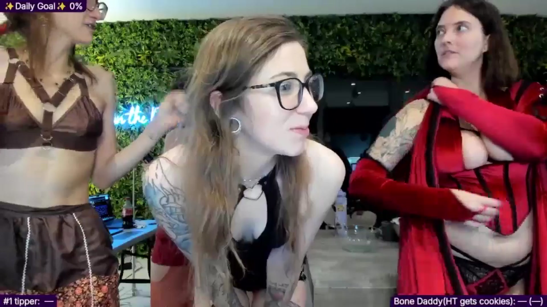 Gallery image thumbnail from TheSharkQueen's myfreecams stream on, 12/05/2025, 24:38 image 4 of 20