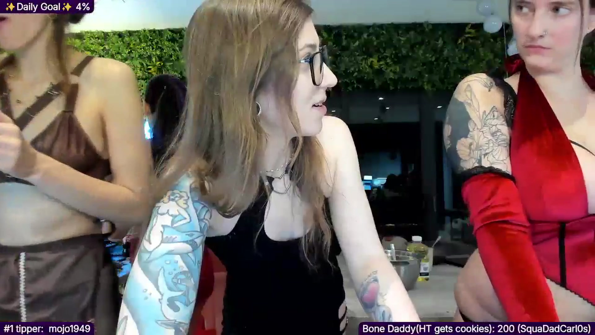 Gallery image thumbnail from TheSharkQueen's myfreecams stream on, 12/05/2025, 01:48 image 15 of 20
