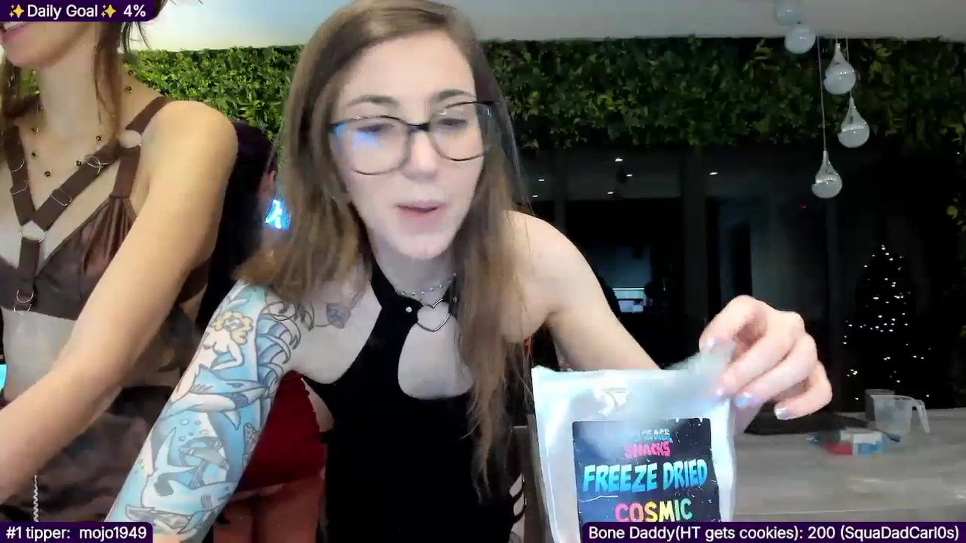 Gallery image thumbnail from TheSharkQueen's myfreecams stream on, 12/05/2025, 01:48 image 16 of 20