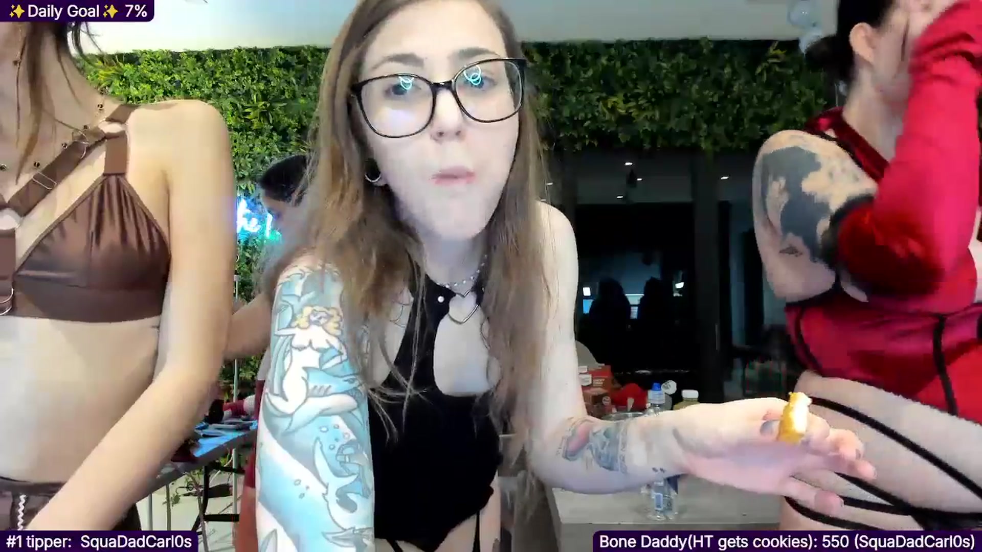 Gallery image thumbnail from TheSharkQueen's myfreecams stream on, 12/05/2025, 02:06 image 2 of 20