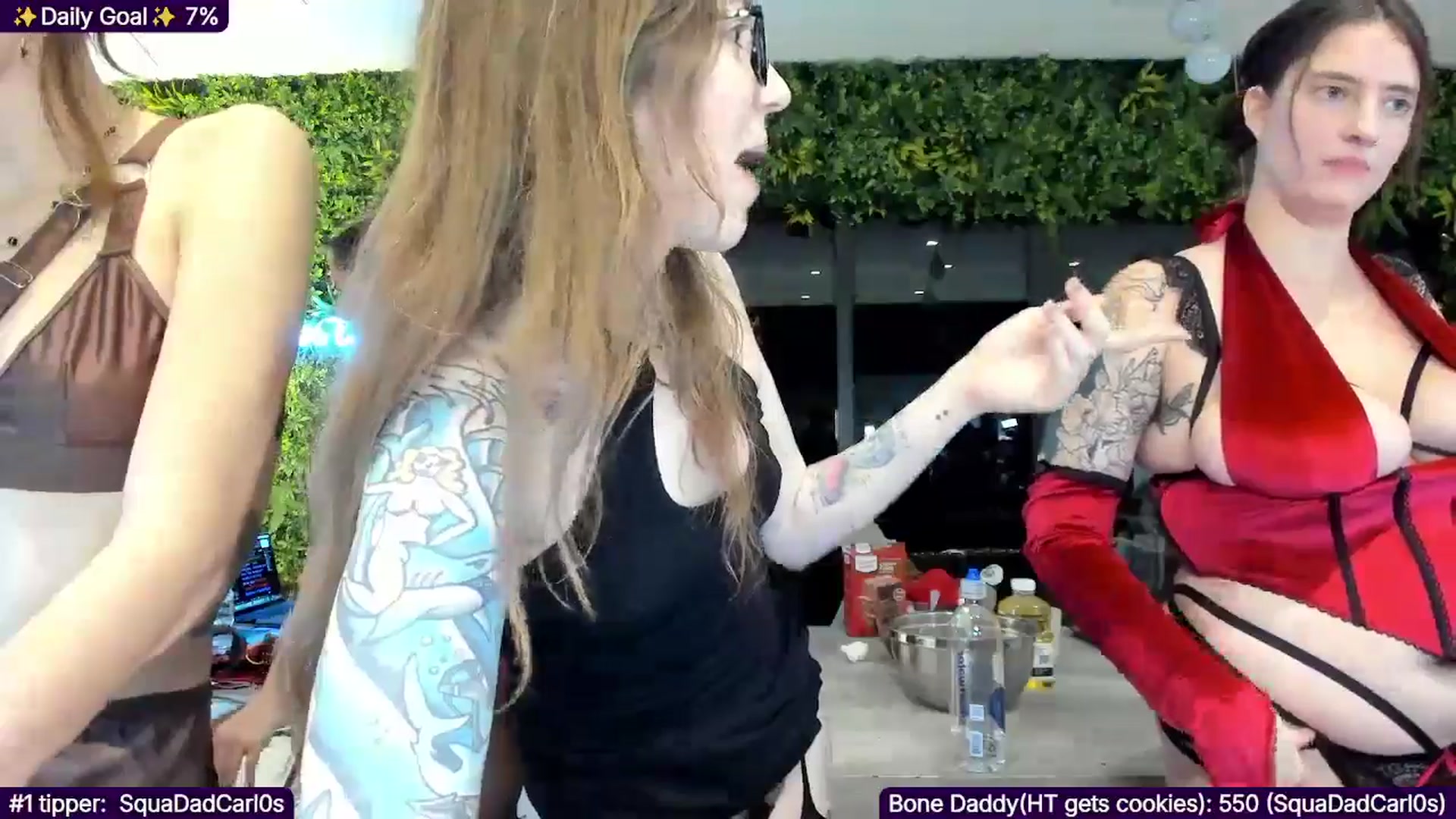 Gallery image thumbnail from TheSharkQueen's myfreecams stream on, 12/05/2025, 02:06 image 4 of 20