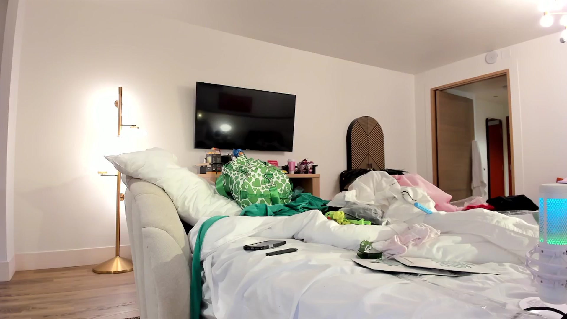 Gallery image thumbnail from TheSharkQueen's myfreecams stream on, 01/24/2026, 04:37 image 18 of 20