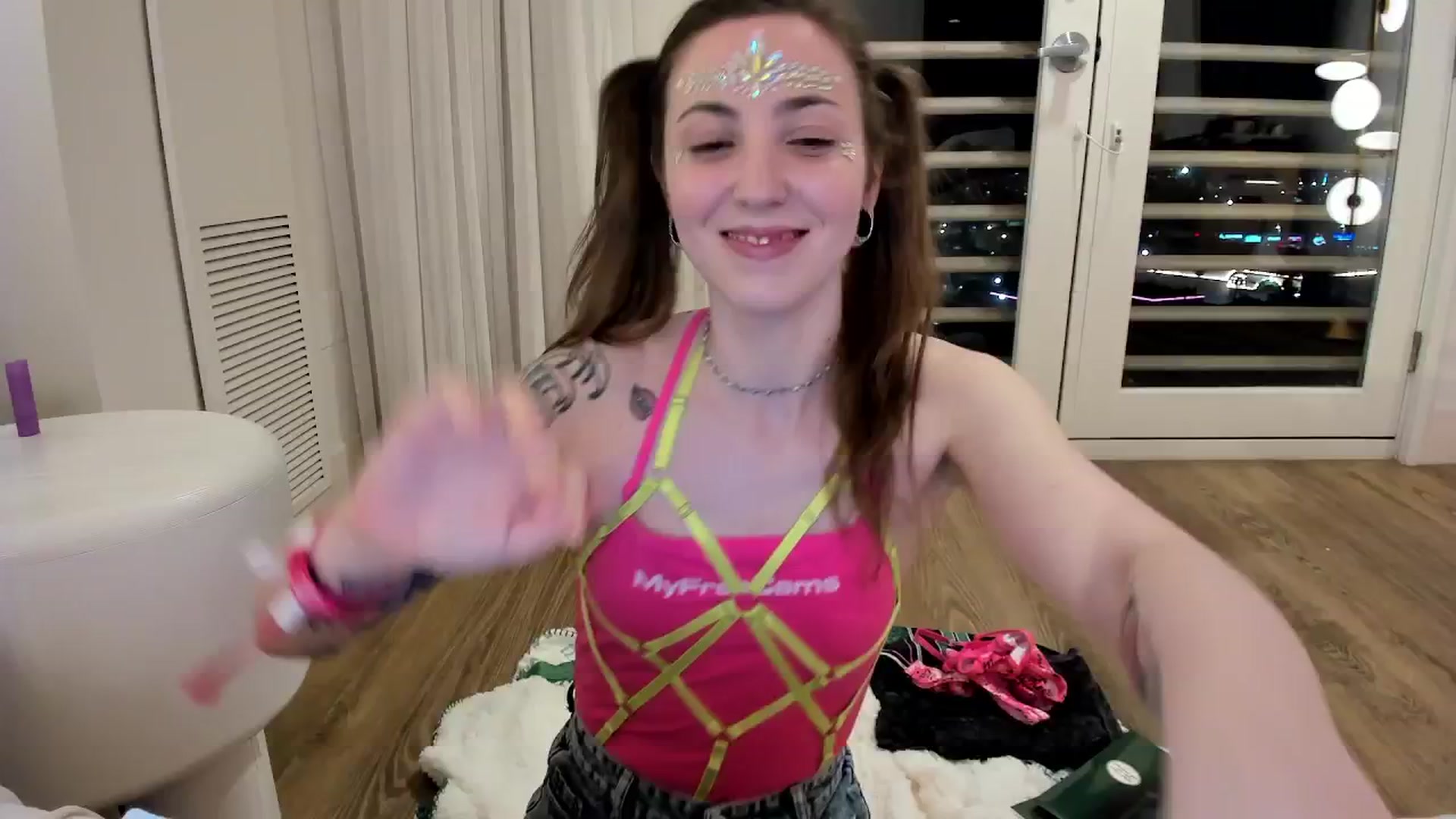 Gallery image thumbnail from TheSharkQueen's myfreecams stream on, 01/24/2026, 04:37 image 17 of 20