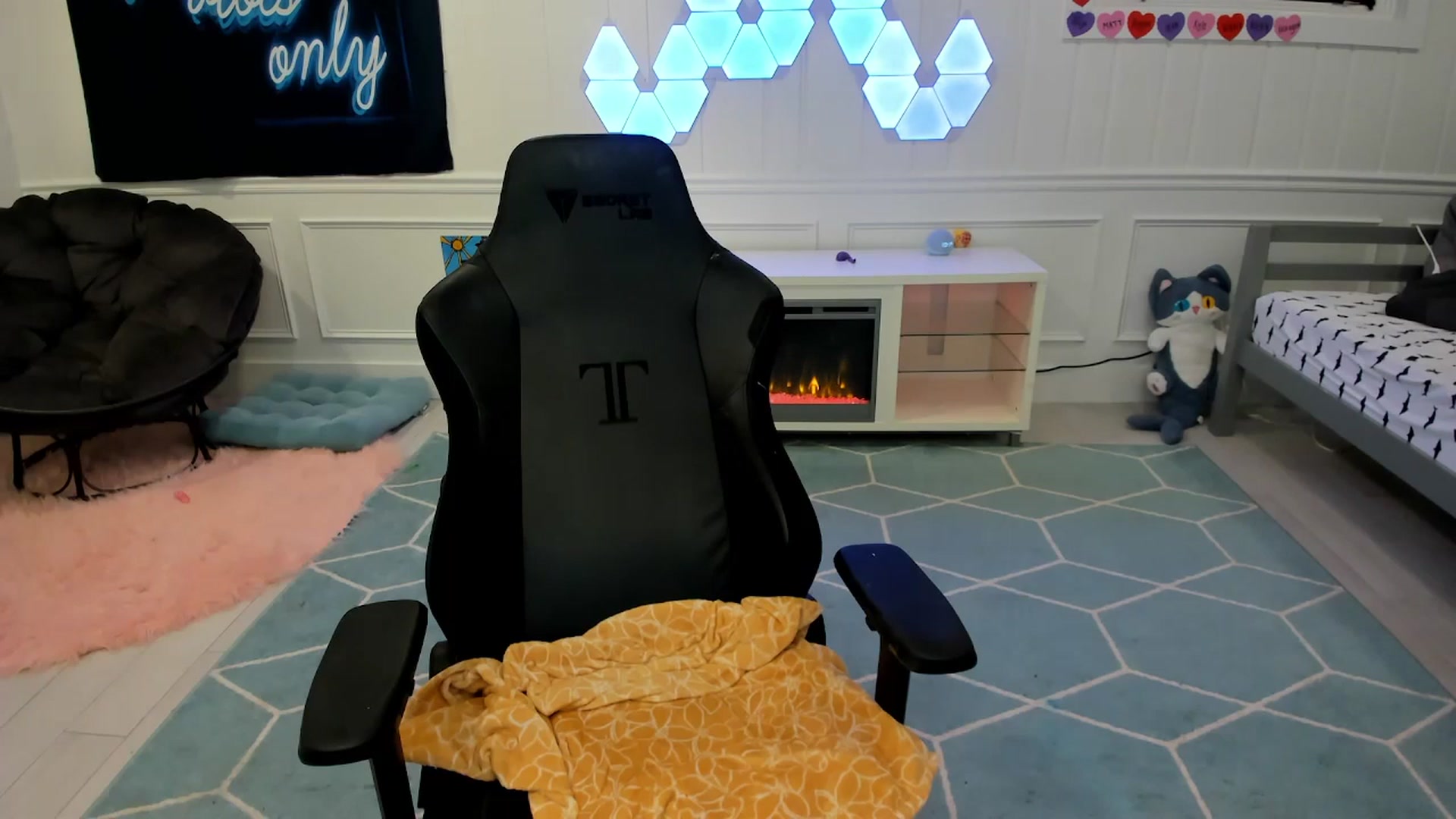 Gallery image thumbnail from TheSharkQueen's myfreecams stream on, 03/19/2026, 04:58 image 6 of 20