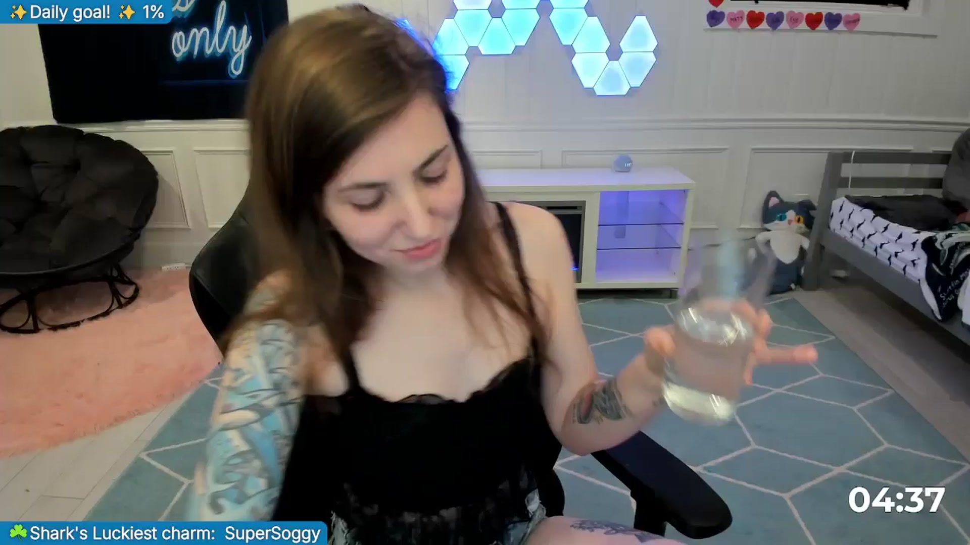 Gallery image thumbnail from TheSharkQueen's myfreecams stream on, 03/20/2026, 04:07 image 19 of 20