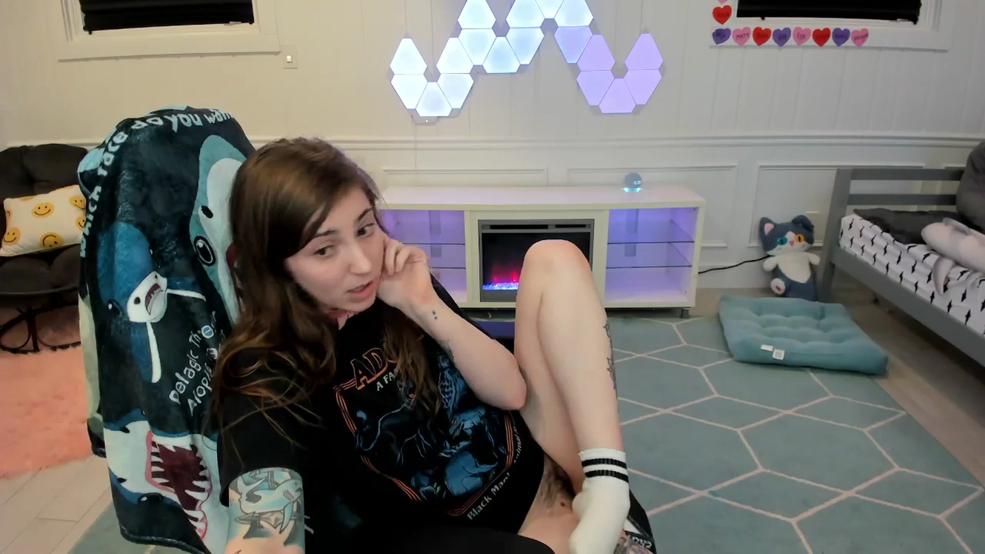 Gallery image thumbnail from TheSharkQueen's myfreecams stream on, 03/21/2026, 06:32 image 19 of 20