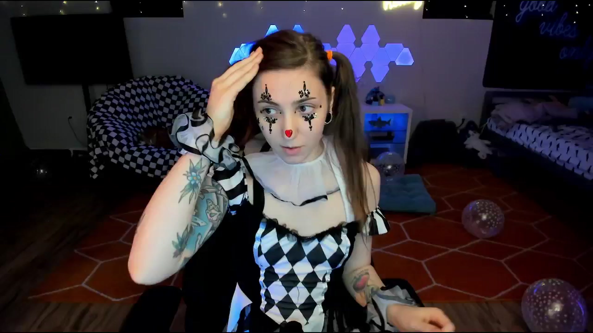Gallery image thumbnail from TheSharkQueen's myfreecams stream on, 04/18/2026, 06:57 image 6 of 20