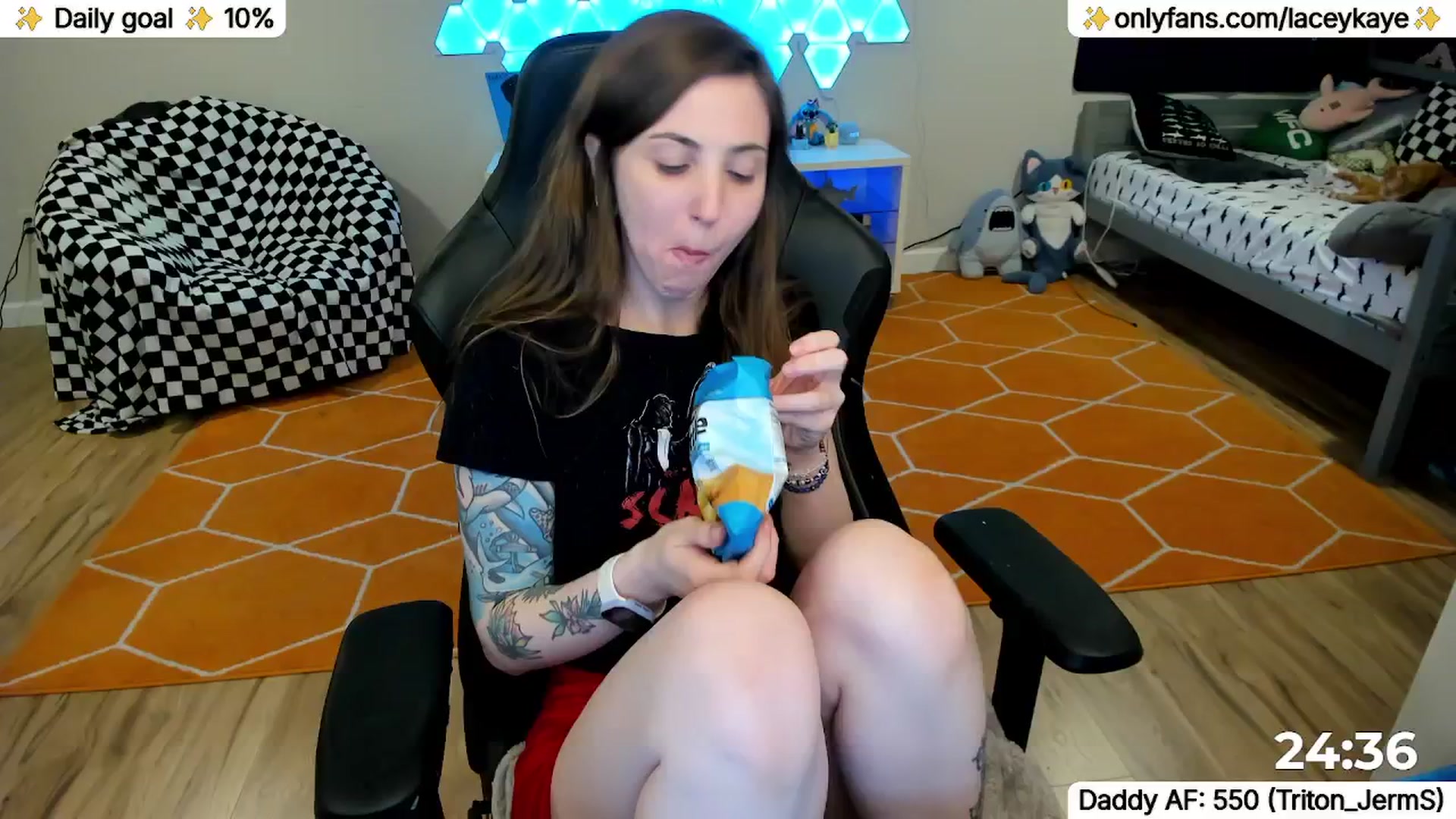 Gallery image thumbnail from TheSharkQueen's myfreecams stream on, 05/02/2026, 07:47 image 14 of 20