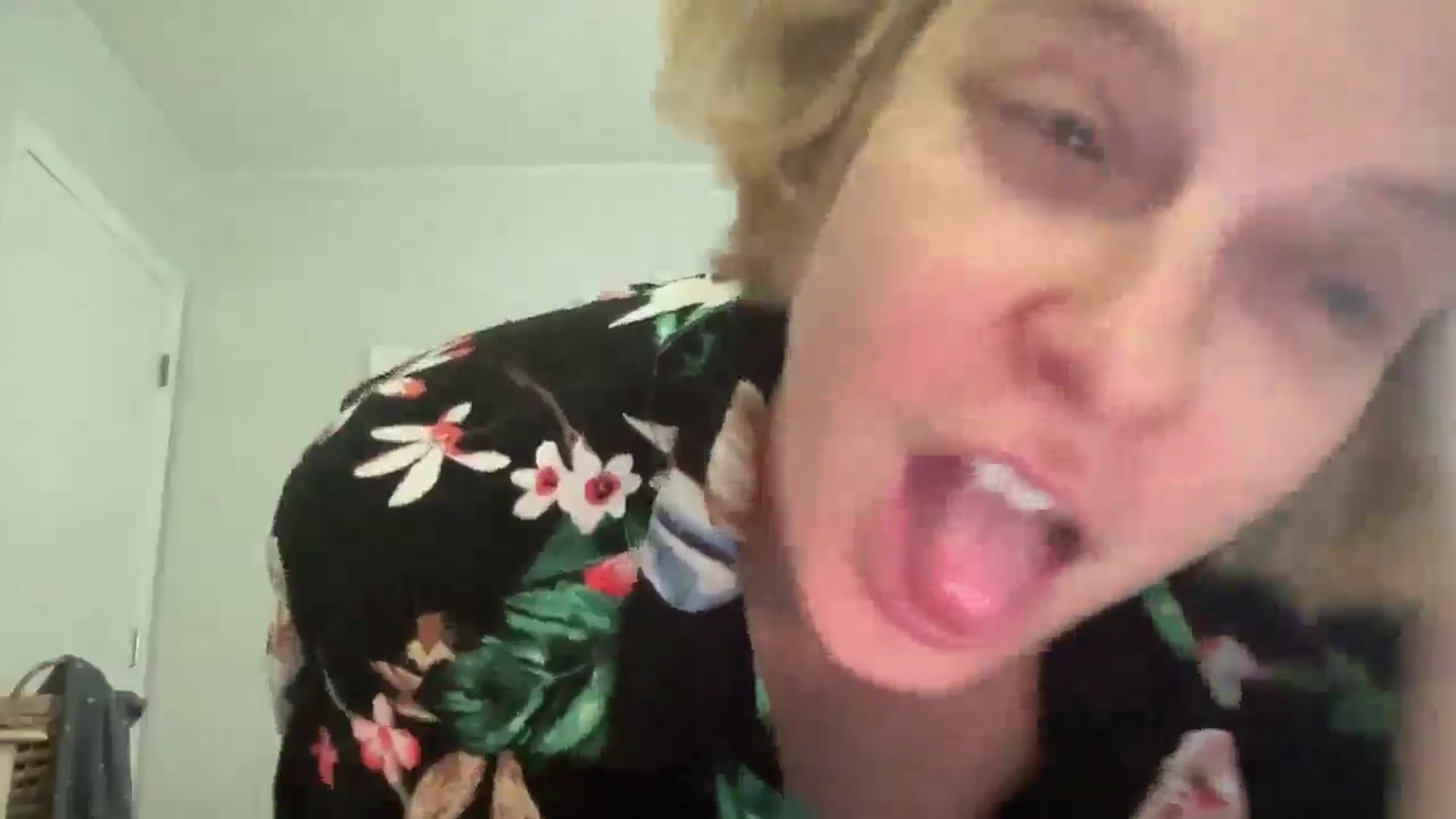 Gallery image thumbnail from Therapie's myfreecams stream on, 04/16/2025, 19:57 image 9 of 20