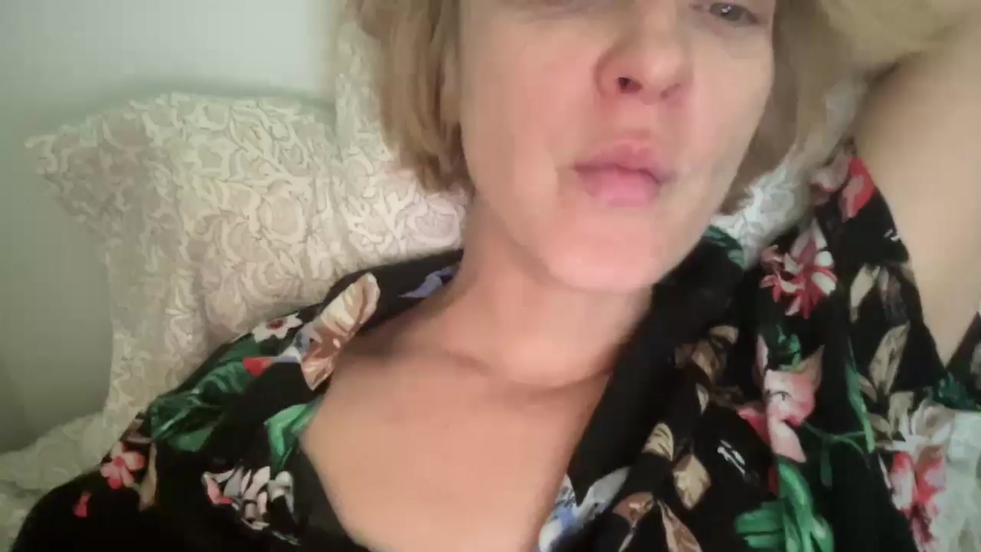 Gallery image thumbnail from Therapie's myfreecams stream on, 04/16/2025, 19:57 image 6 of 20