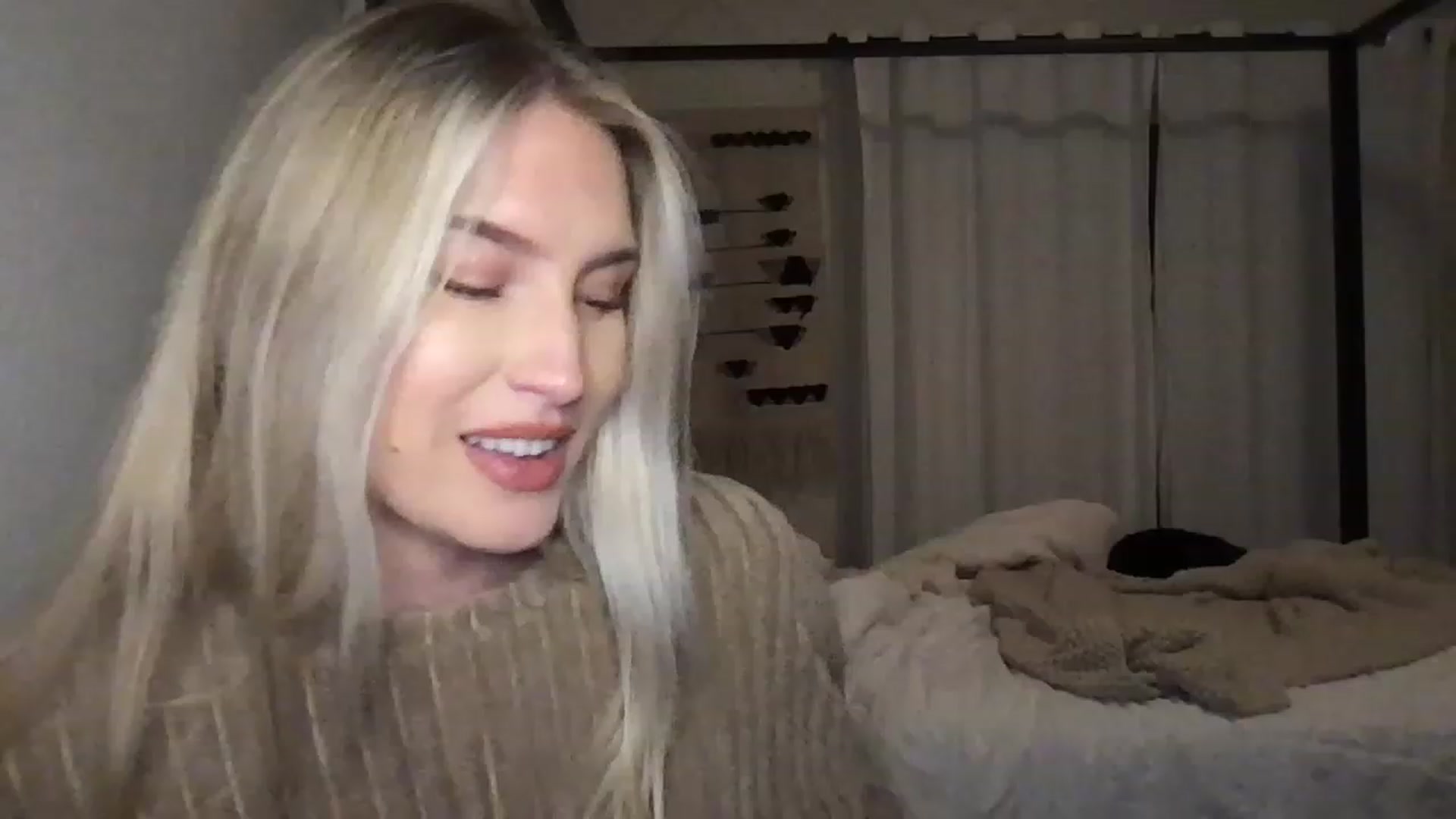 Gallery image thumbnail from Thezabrina's myfreecams stream on, 11/29/2022, 02:54 image 9 of 20
