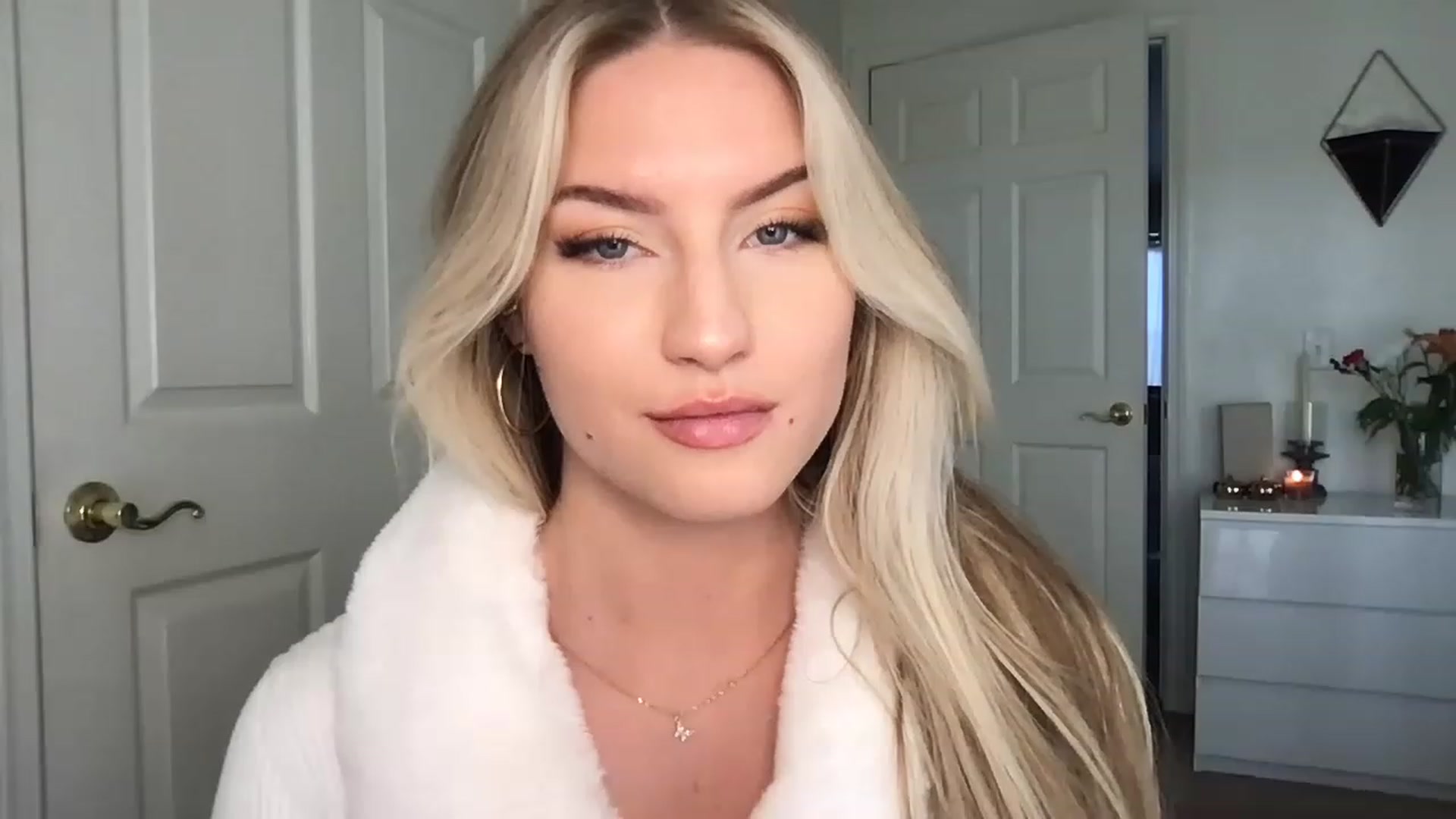 Gallery image thumbnail from Thezabrina's myfreecams stream on, 12/09/2022, 23:18 image 15 of 20