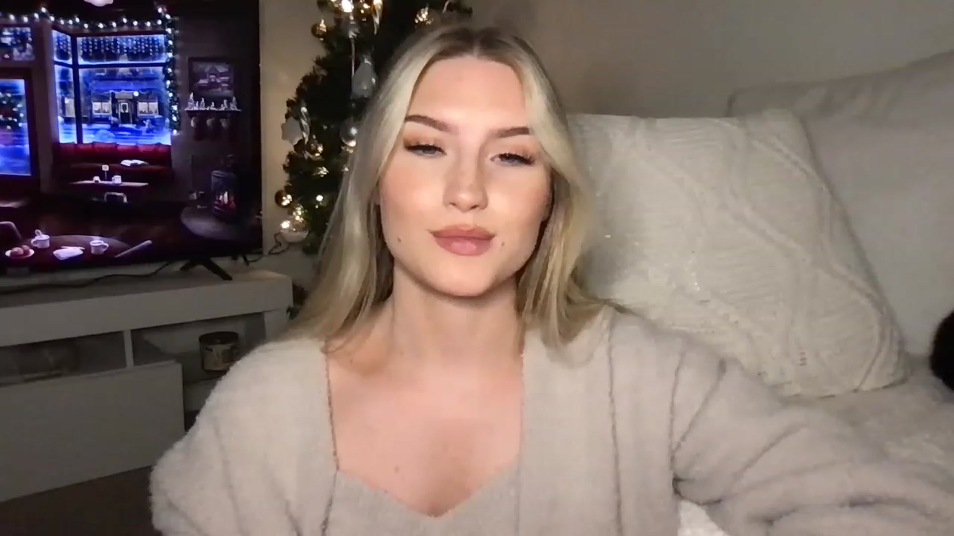 Gallery image thumbnail from Thezabrina's myfreecams stream on, 12/24/2022, 01:24 image 8 of 20
