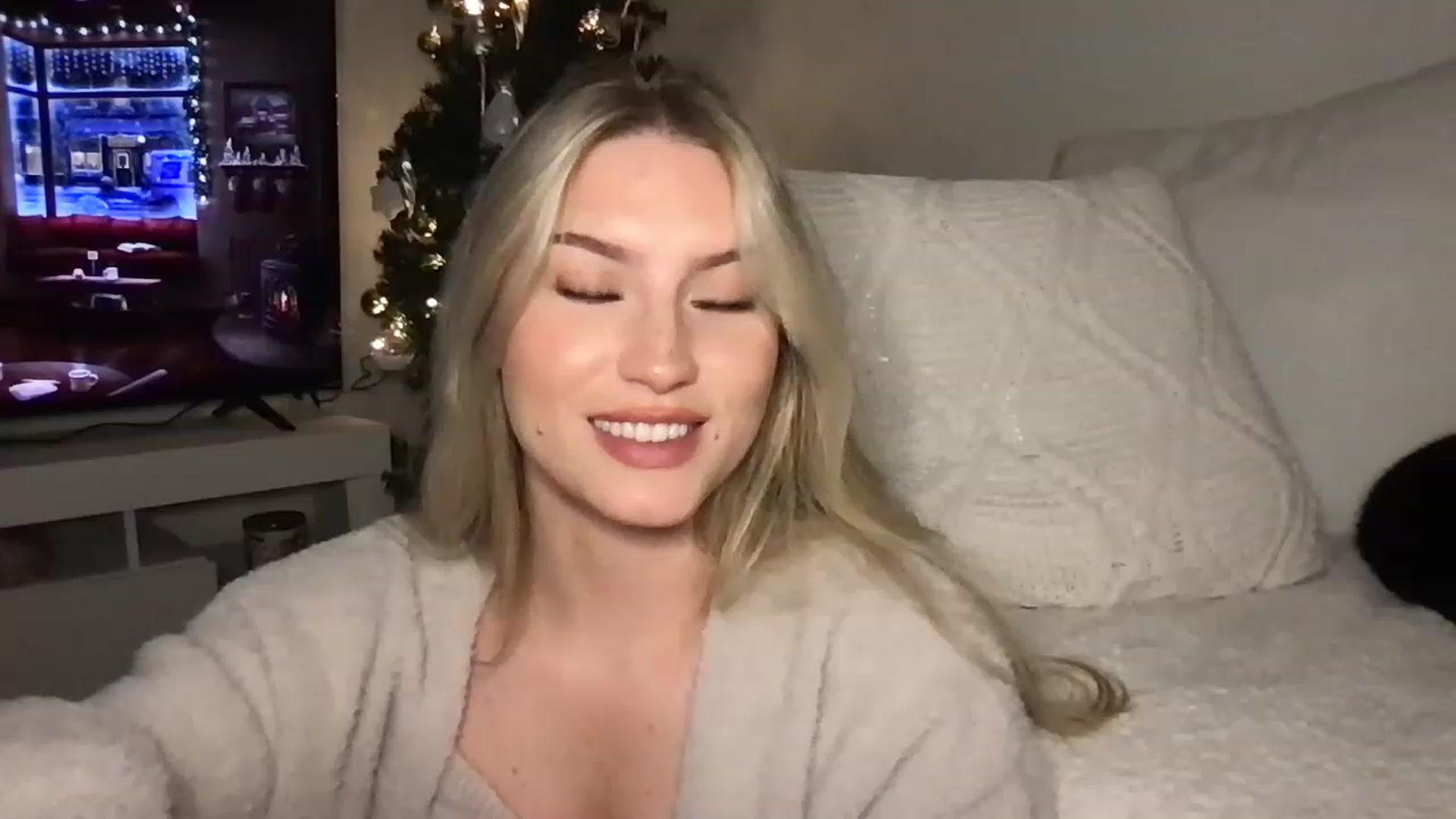 Gallery image thumbnail from Thezabrina's myfreecams stream on, 12/24/2022, 01:24 image 18 of 20