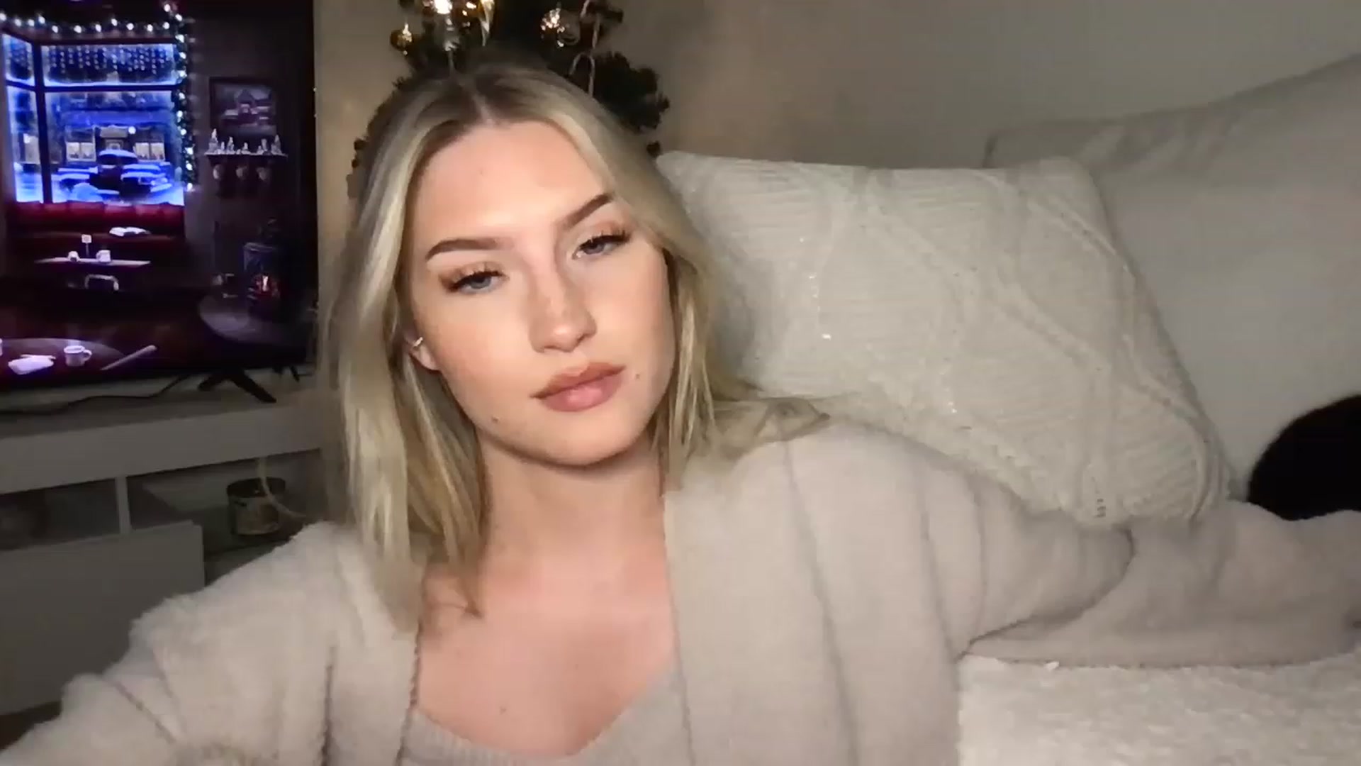 Gallery image thumbnail from Thezabrina's myfreecams stream on, 12/24/2022, 01:24 image 15 of 20