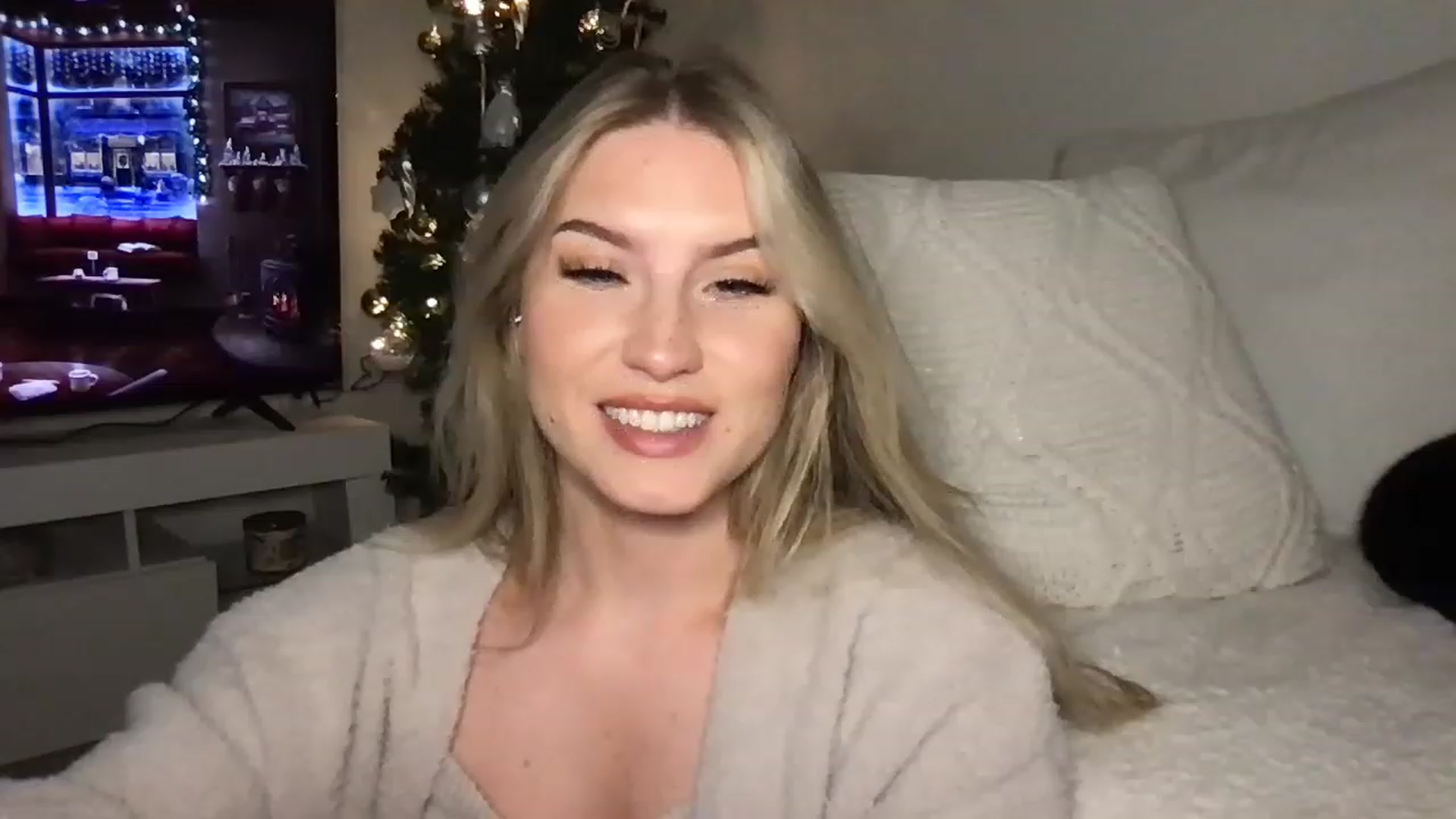 Gallery image thumbnail from Thezabrina's myfreecams stream on, 12/24/2022, 01:24 image 16 of 20