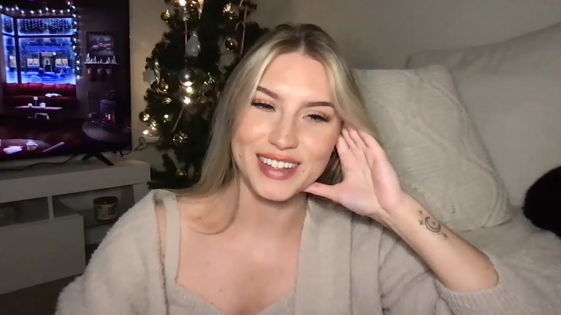 Gallery image thumbnail from Thezabrina's myfreecams stream on, 12/24/2022, 01:24 image 11 of 20