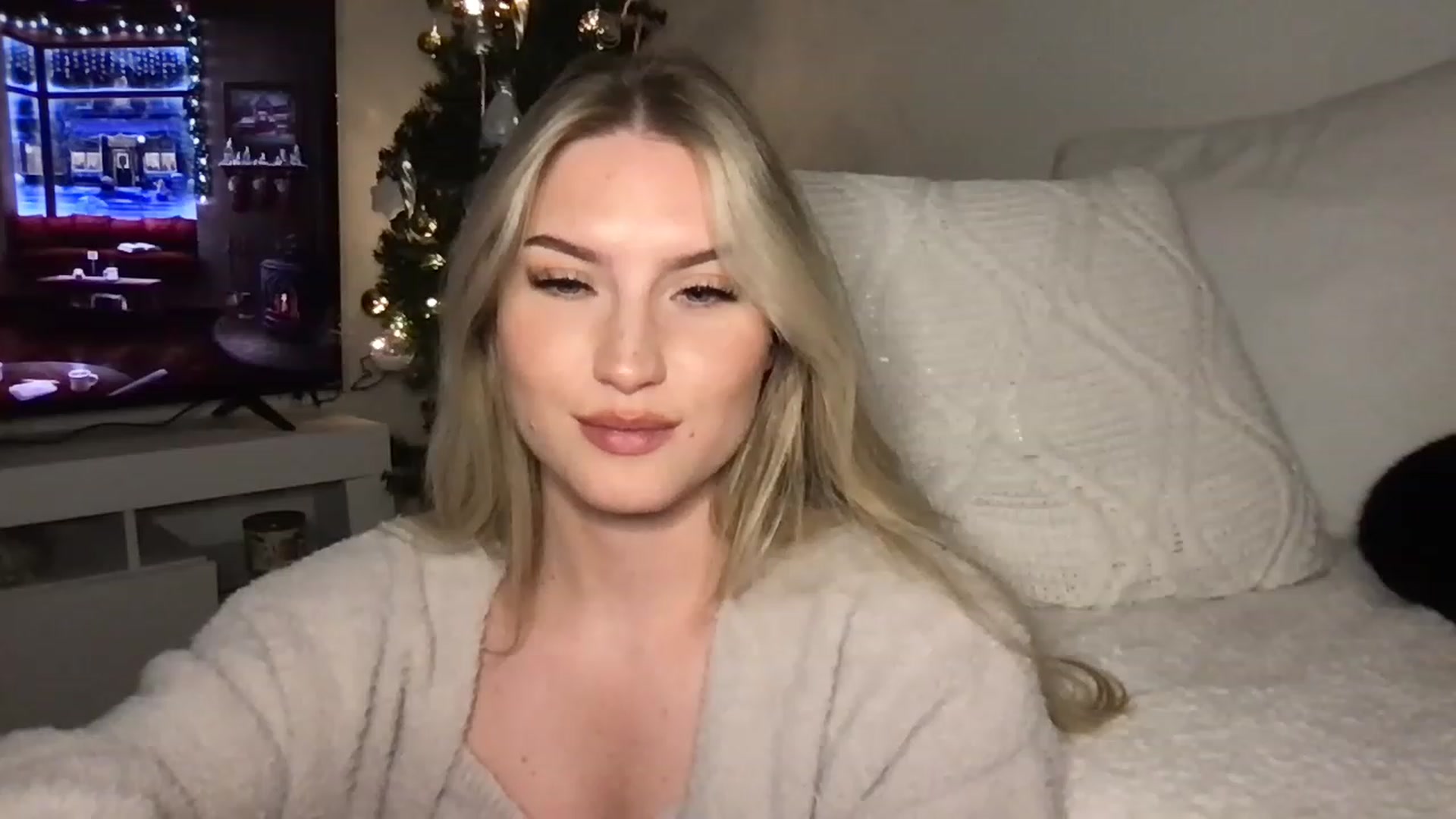 Gallery image thumbnail from Thezabrina's myfreecams stream on, 12/24/2022, 01:24 image 17 of 20
