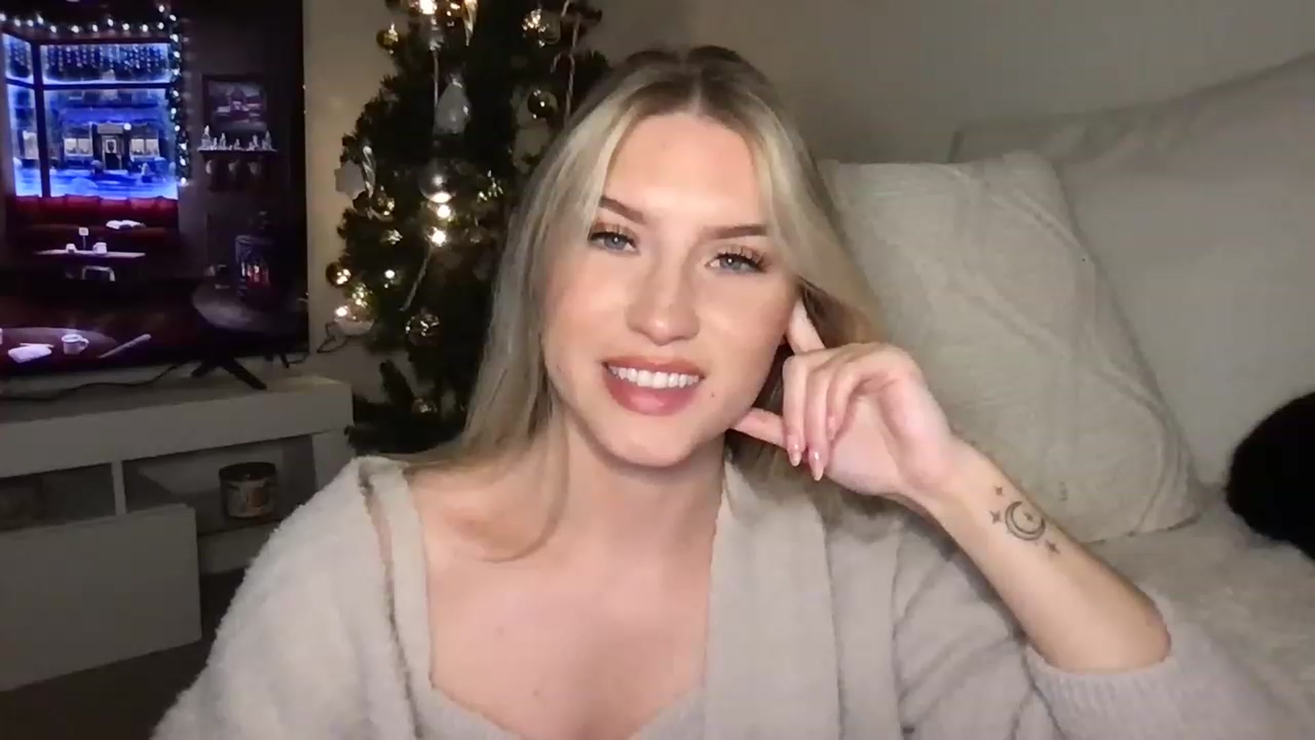 Gallery image thumbnail from Thezabrina's myfreecams stream on, 12/24/2022, 01:24 image 12 of 20