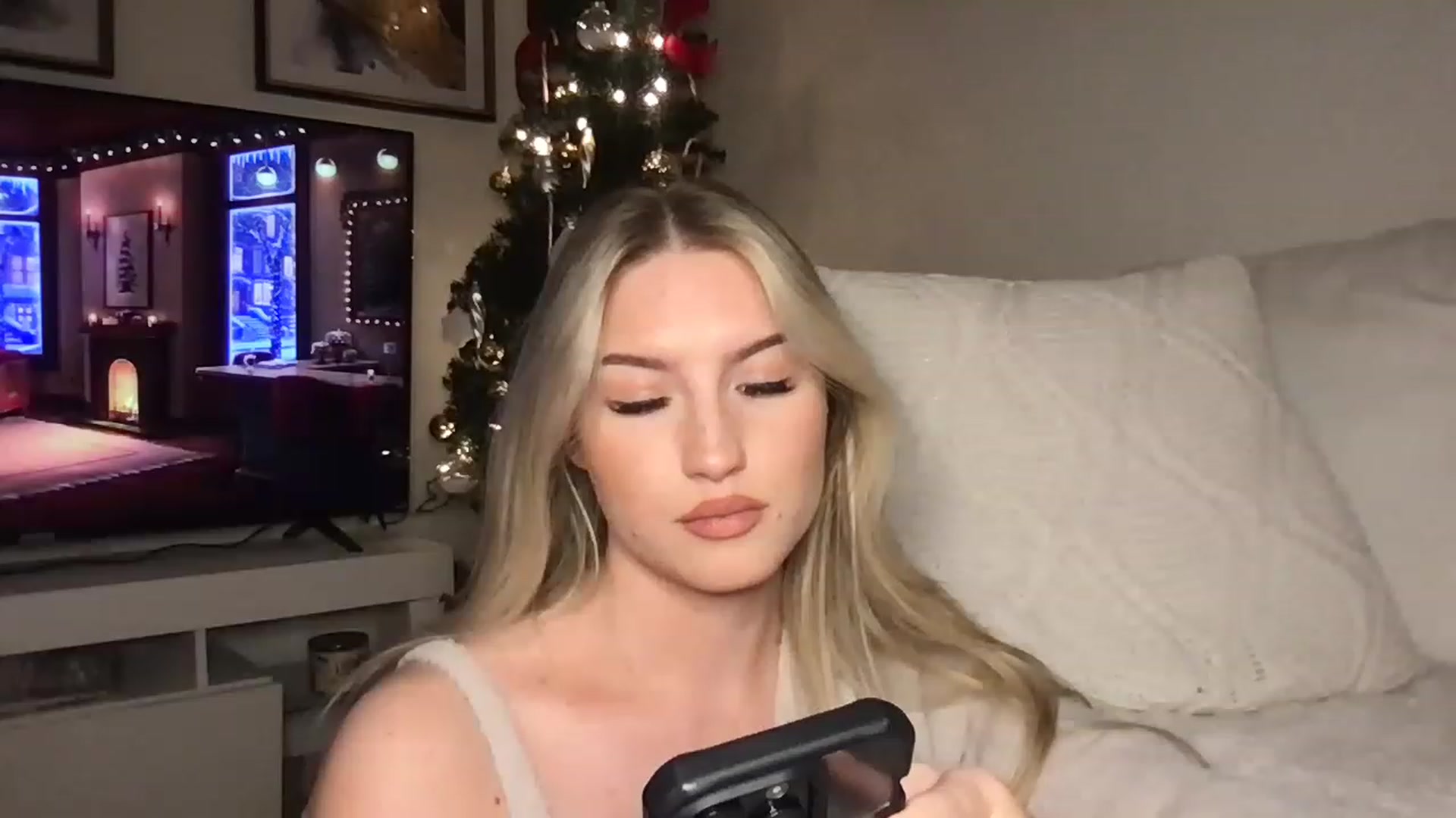 Gallery image thumbnail from Thezabrina's myfreecams stream on, 12/24/2022, 04:40 image 6 of 20