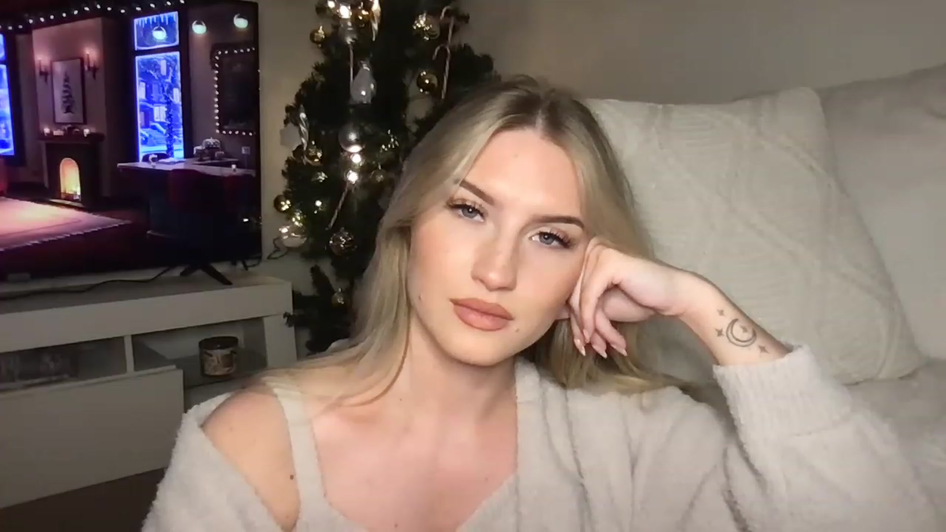 Gallery image thumbnail from Thezabrina's myfreecams stream on, 12/24/2022, 04:40 image 14 of 20