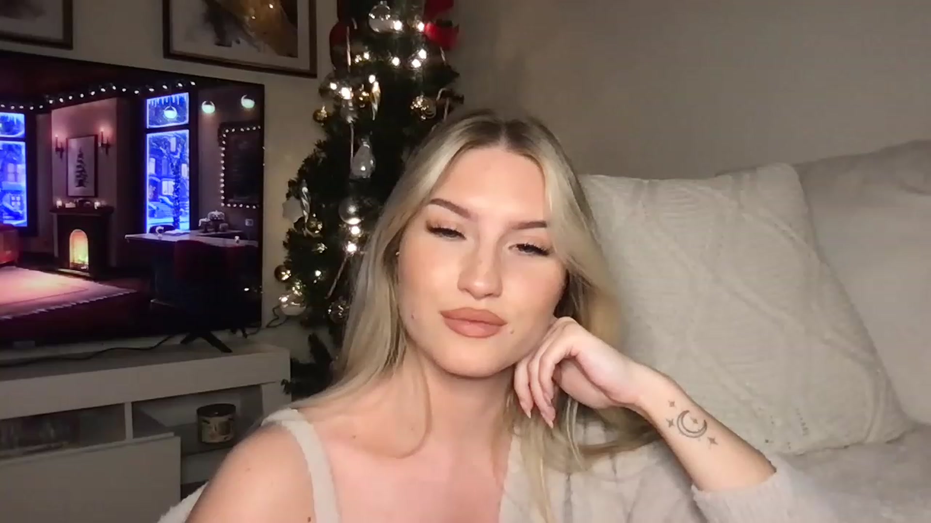 Gallery image thumbnail from Thezabrina's myfreecams stream on, 12/24/2022, 04:40 image 3 of 20