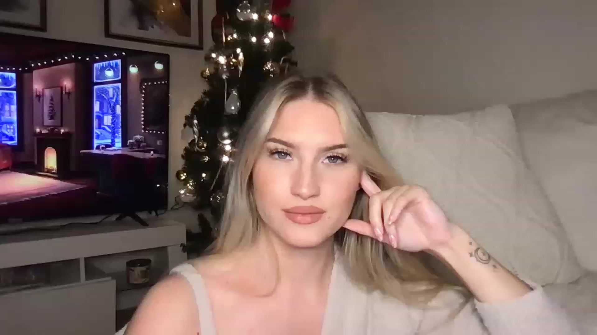 Gallery image thumbnail from Thezabrina's myfreecams stream on, 12/24/2022, 04:40 image 4 of 20