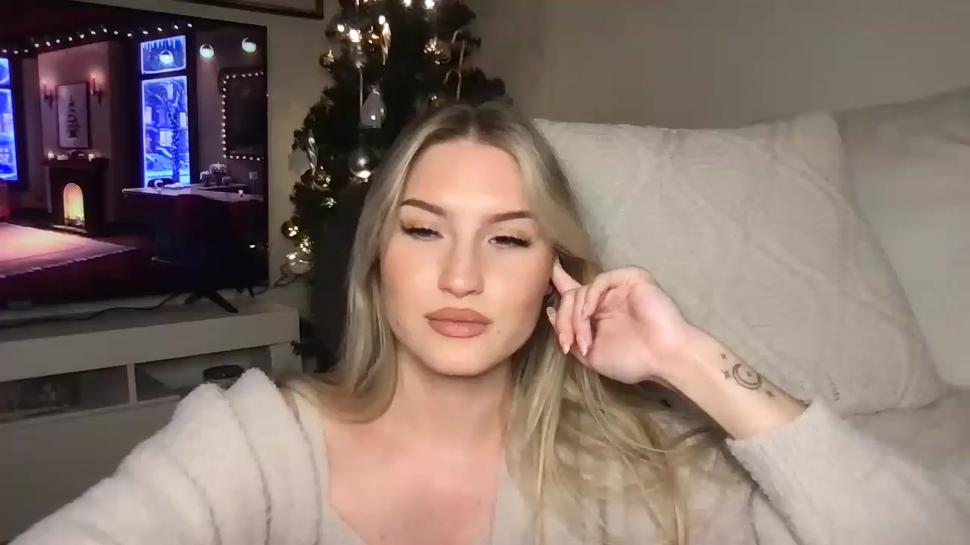 Gallery image thumbnail from Thezabrina's myfreecams stream on, 12/24/2022, 04:40 image 12 of 20