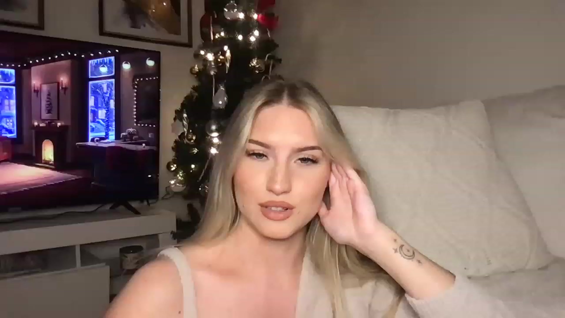 Gallery image thumbnail from Thezabrina's myfreecams stream on, 12/24/2022, 04:40 image 7 of 20