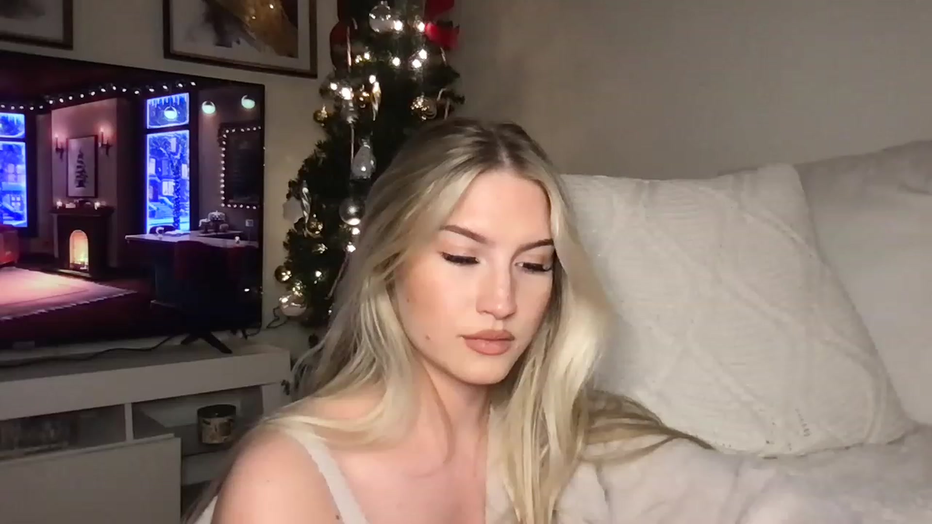 Gallery image thumbnail from Thezabrina's myfreecams stream on, 12/24/2022, 04:40 image 5 of 20