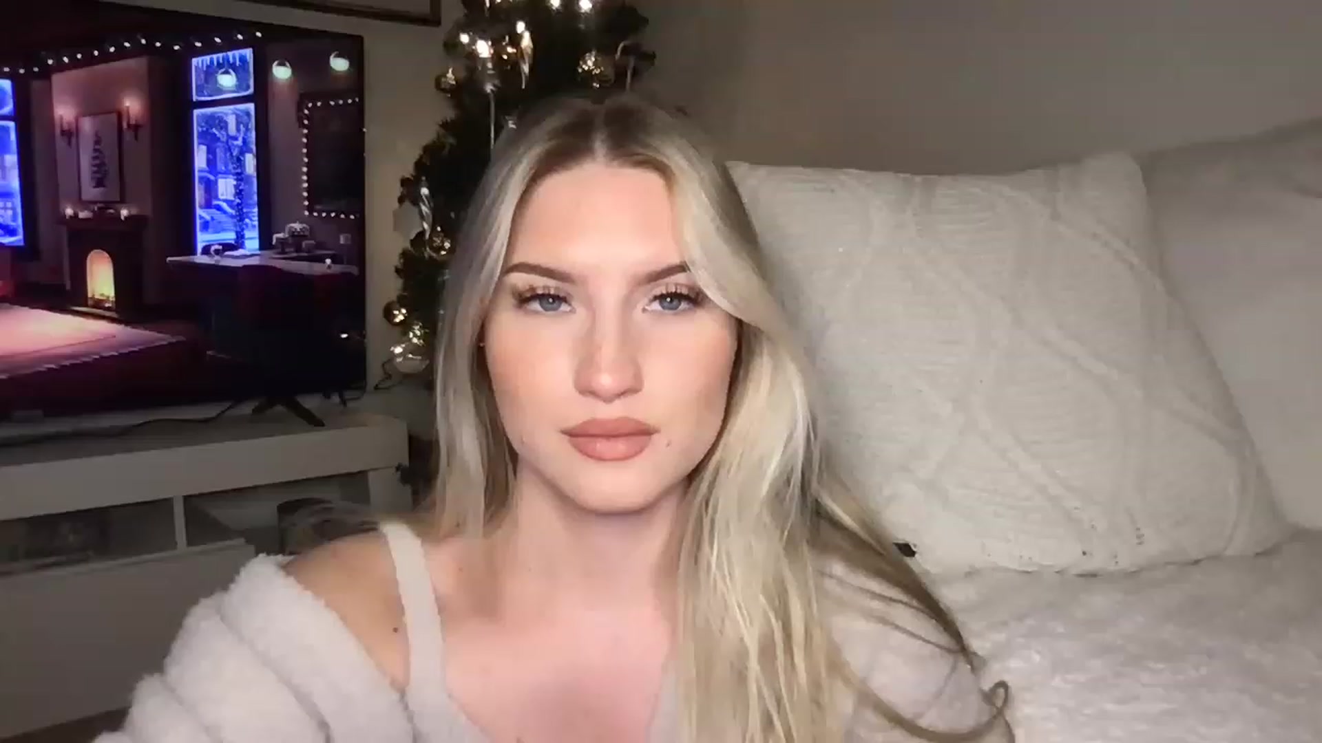 Gallery image thumbnail from Thezabrina's myfreecams stream on, 12/24/2022, 04:40 image 11 of 20