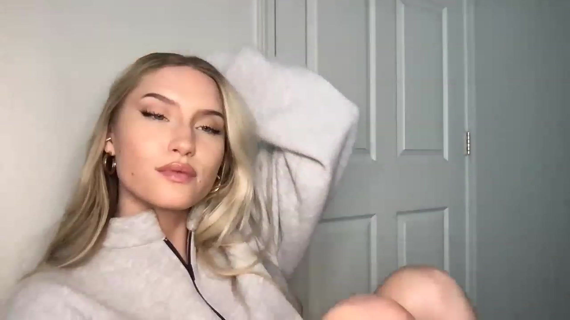Gallery image thumbnail from Thezabrina's myfreecams stream on, 01/03/2023, 23:05 image 17 of 20