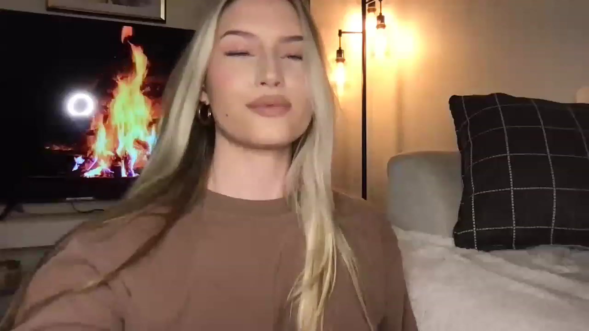 Gallery image thumbnail from Thezabrina's myfreecams stream on, 01/17/2023, 02:14 image 4 of 20