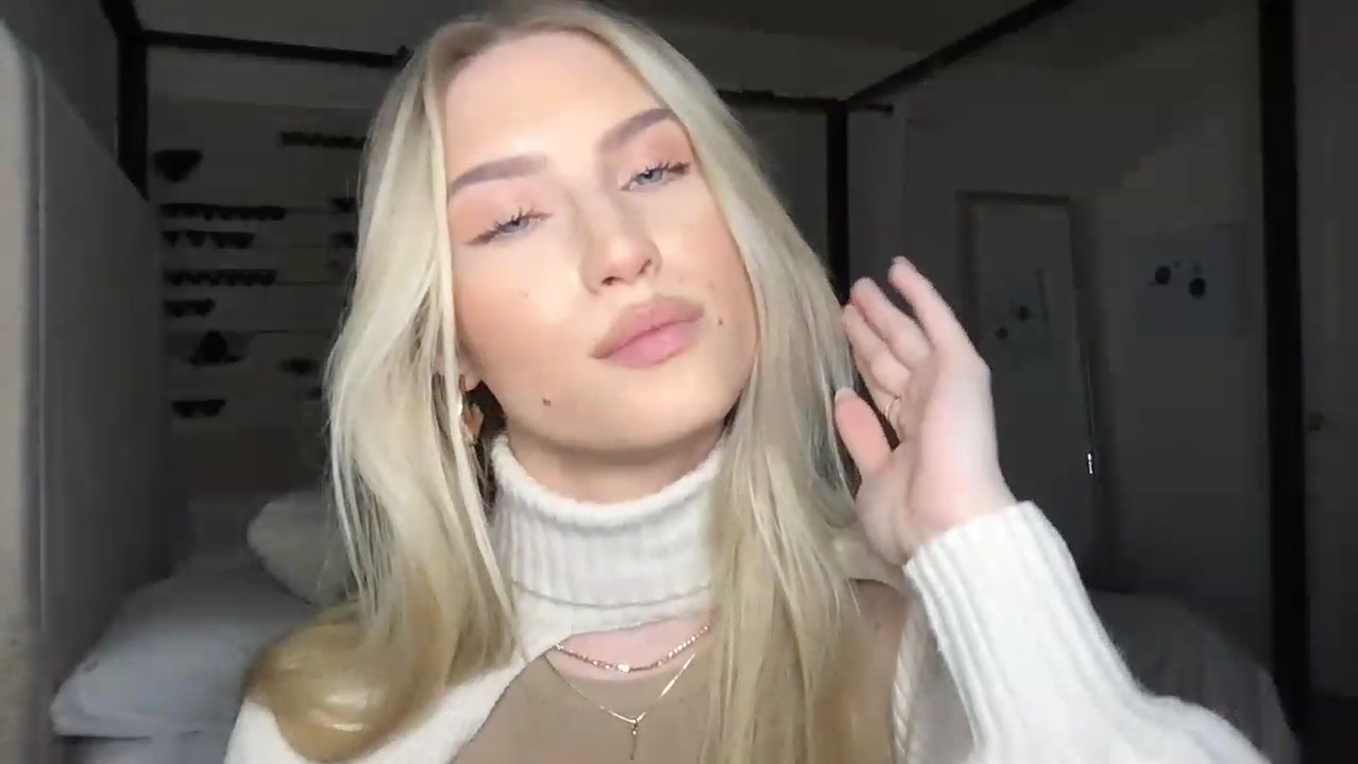 Gallery image thumbnail from Thezabrina's myfreecams stream on, 01/27/2023, 01:53 image 18 of 20