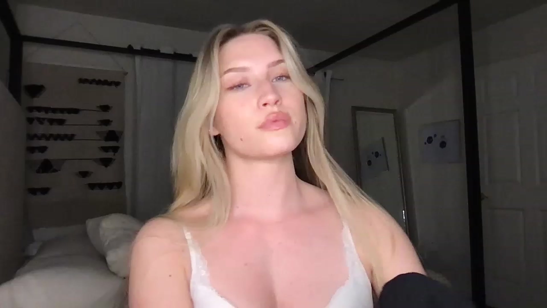 Gallery image thumbnail from Thezabrina's myfreecams stream on, 03/31/2023, 03:18 image 9 of 20