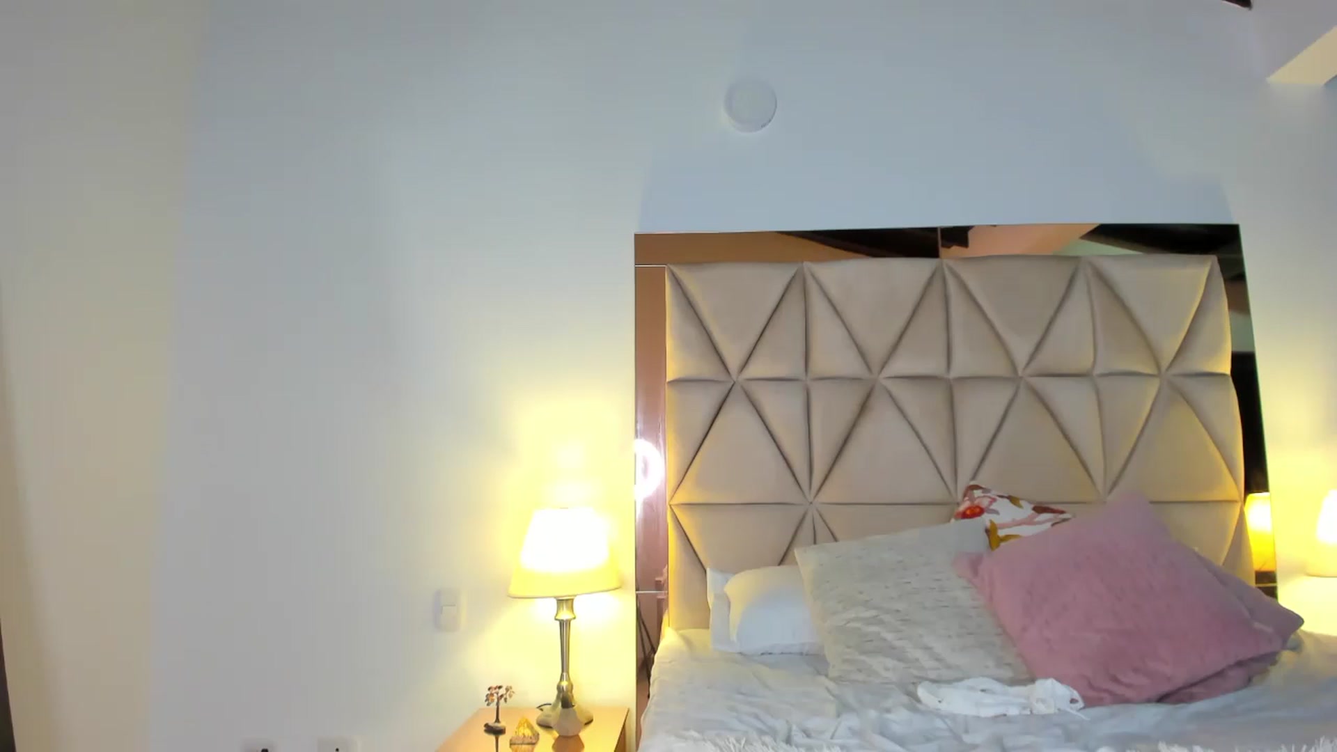Gallery image thumbnail from Thianalee's myfreecams stream on, 04/26/2024, 06:56 image 5 of 20