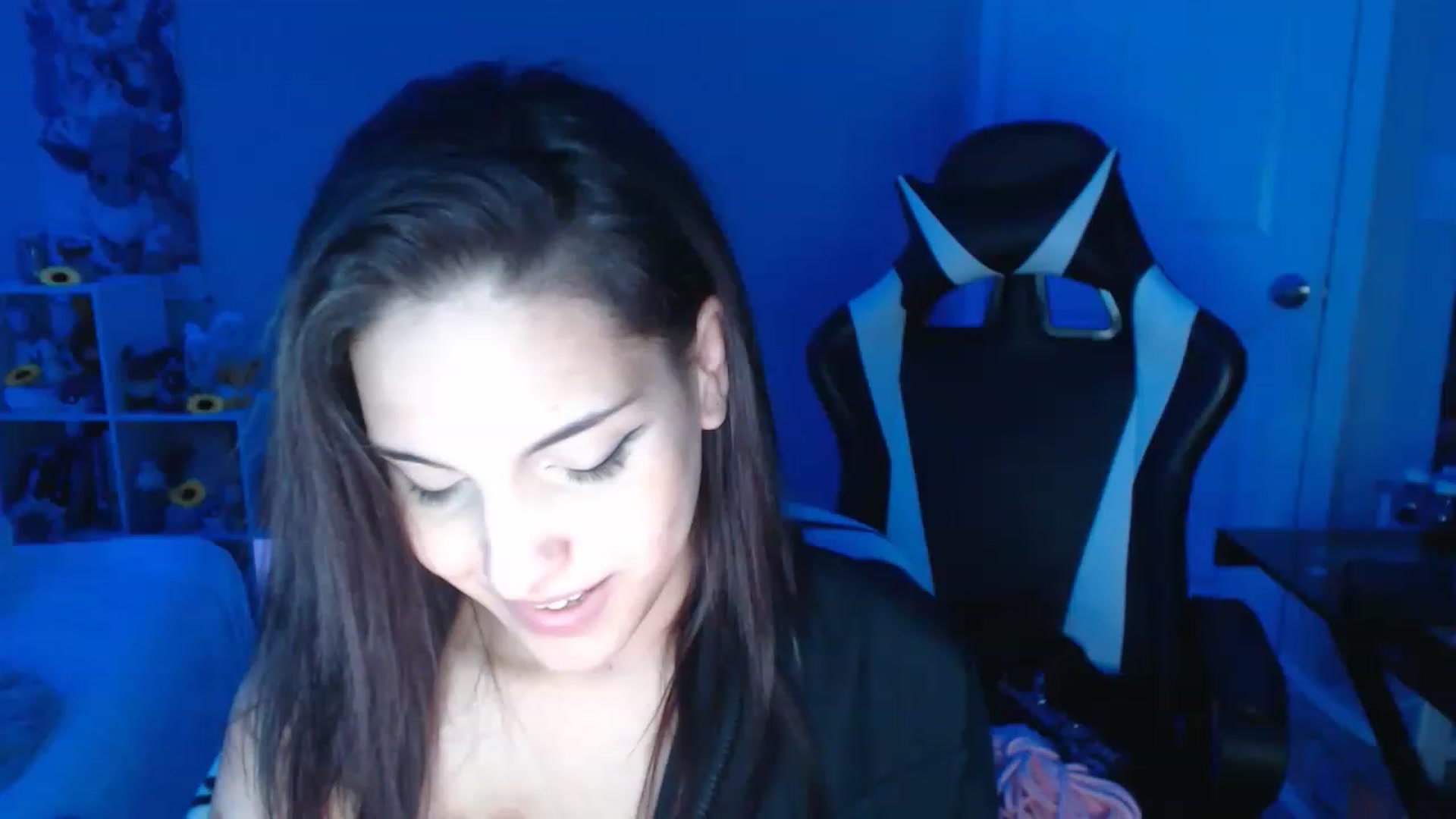 Gallery image thumbnail from ThirstyCara's myfreecams stream on, 12/17/2022, 06:26 image 18 of 20