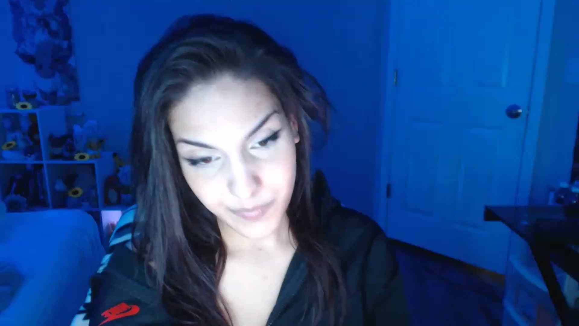 Gallery image thumbnail from ThirstyCara's myfreecams stream on, 12/17/2022, 06:26 image 10 of 20