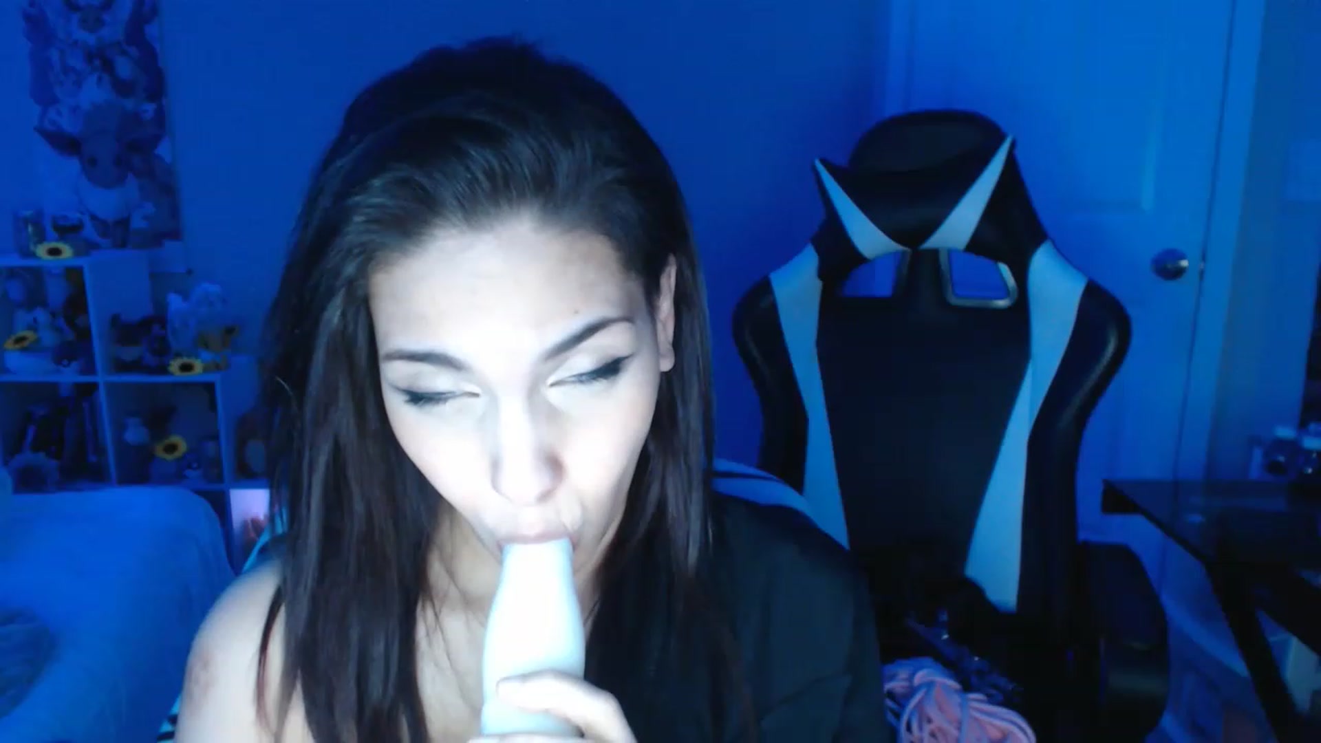 Gallery image thumbnail from ThirstyCara's myfreecams stream on, 12/17/2022, 06:26 image 17 of 20