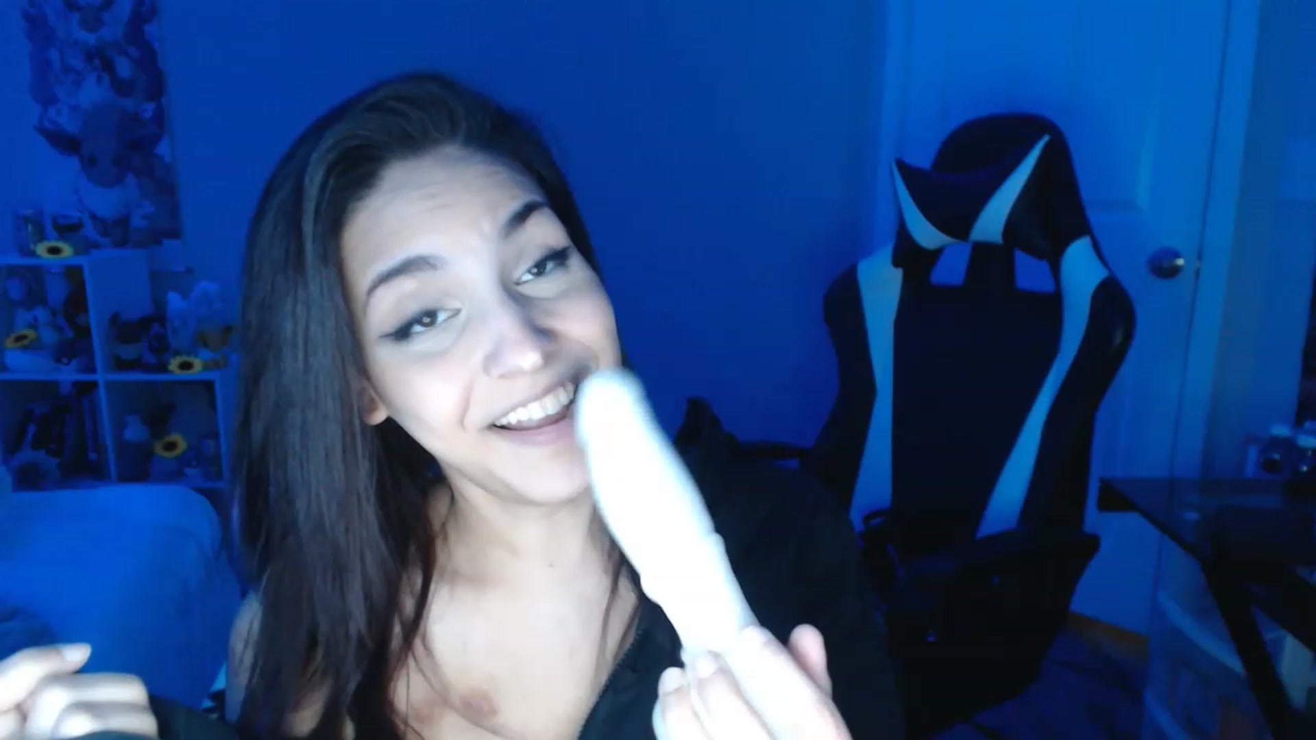 Gallery image thumbnail from ThirstyCara's myfreecams stream on, 12/17/2022, 07:20 image 4 of 20