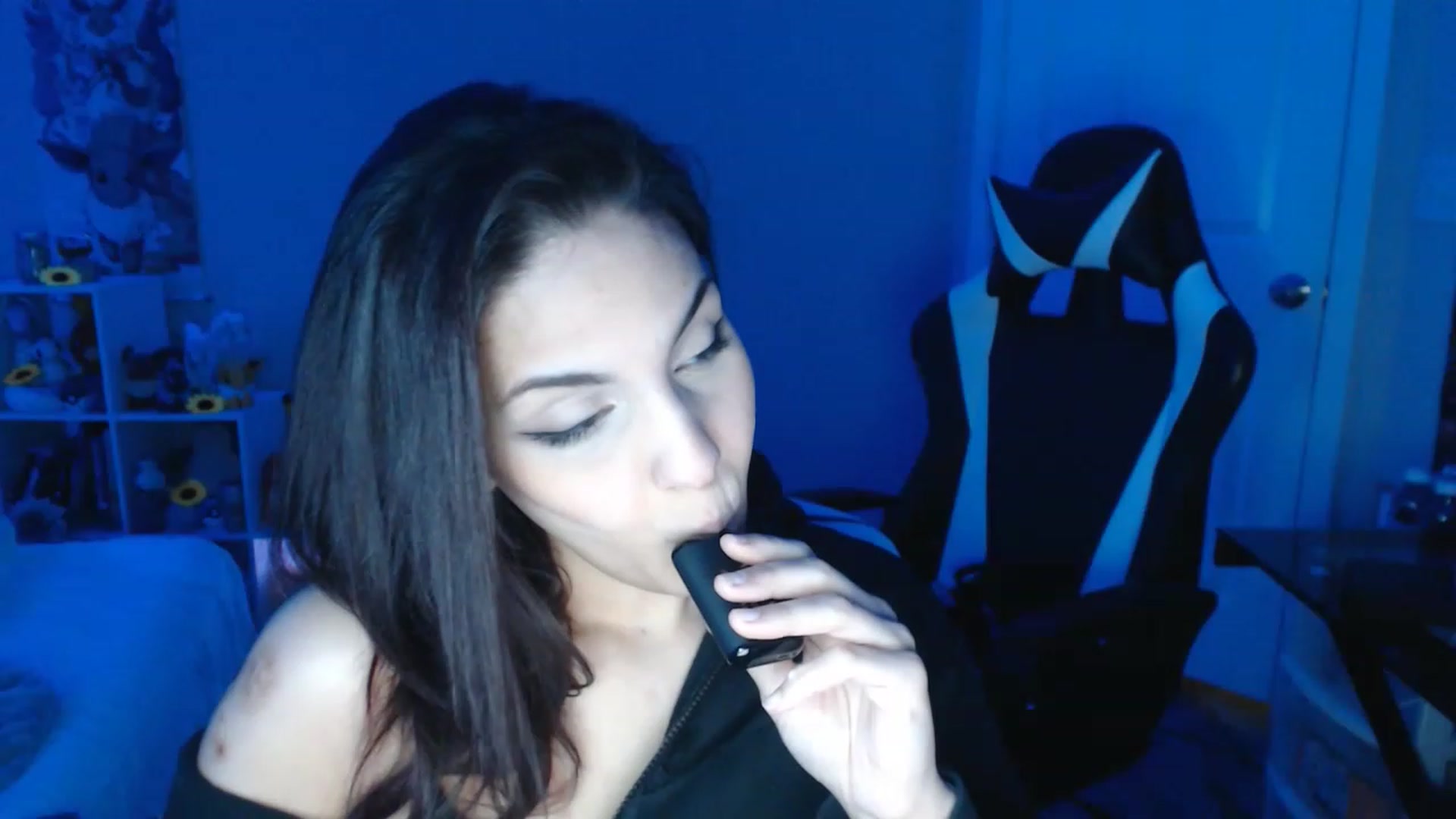 Gallery image thumbnail from ThirstyCara's myfreecams stream on, 12/17/2022, 07:20 image 12 of 20