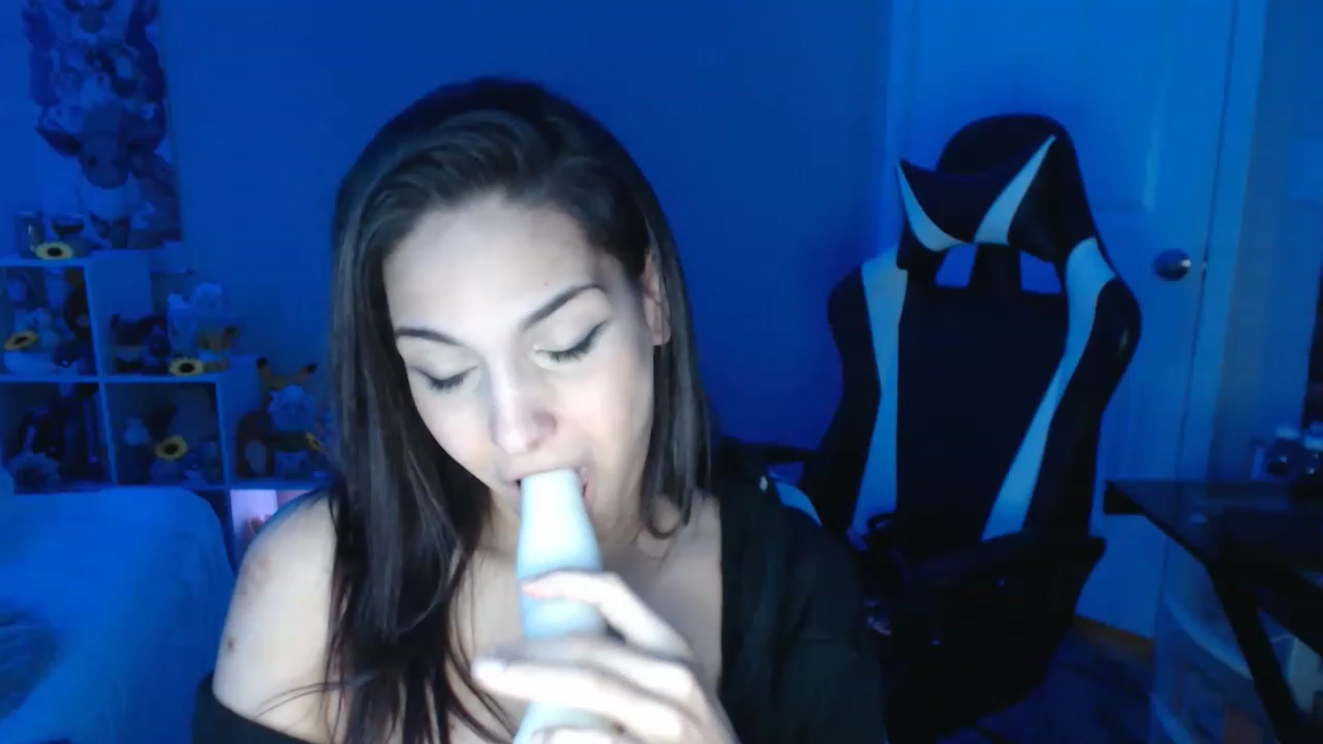 Gallery image thumbnail from ThirstyCara's myfreecams stream on, 12/17/2022, 07:20 image 16 of 20