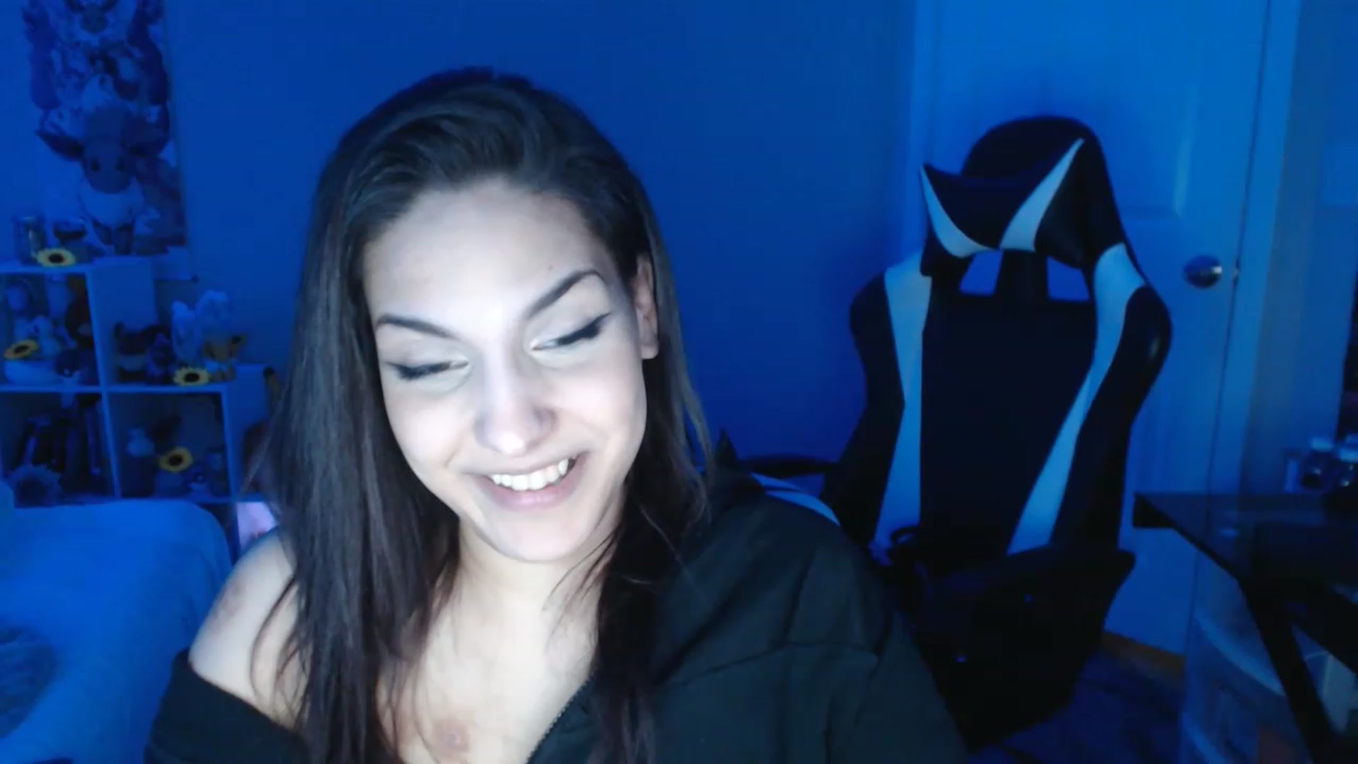 Gallery image thumbnail from ThirstyCara's myfreecams stream on, 12/17/2022, 07:20 image 9 of 20