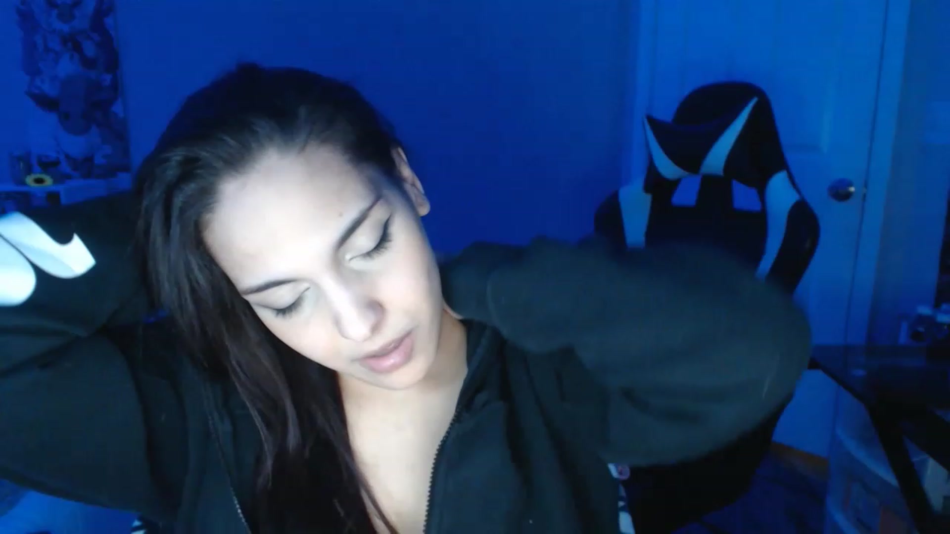 Gallery image thumbnail from ThirstyCara's myfreecams stream on, 12/17/2022, 07:20 image 17 of 20