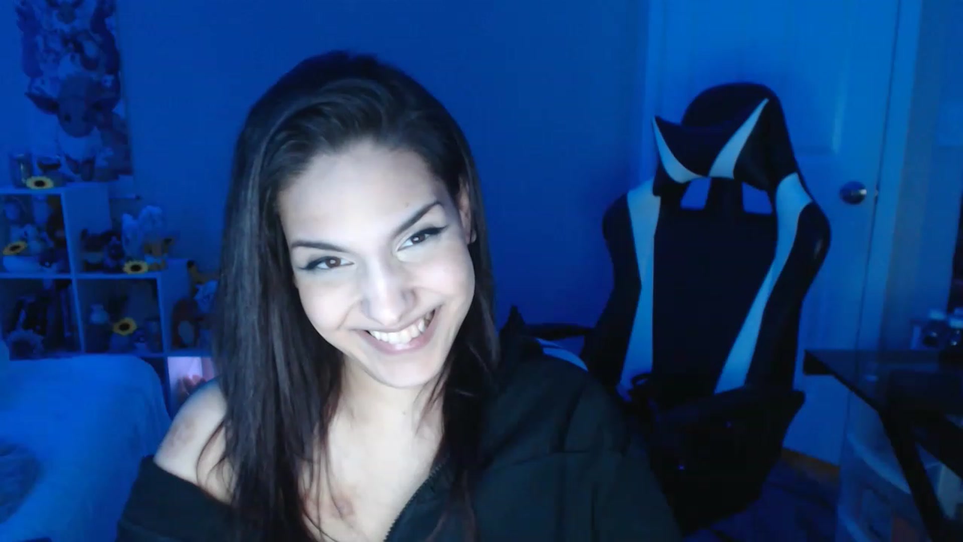 Gallery image thumbnail from ThirstyCara's myfreecams stream on, 12/17/2022, 07:20 image 8 of 20