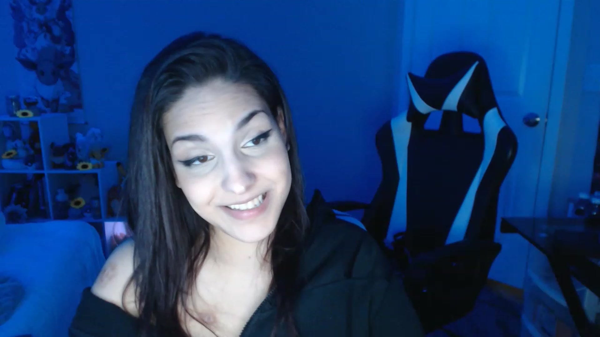 Gallery image thumbnail from ThirstyCara's myfreecams stream on, 12/17/2022, 07:20 image 6 of 20