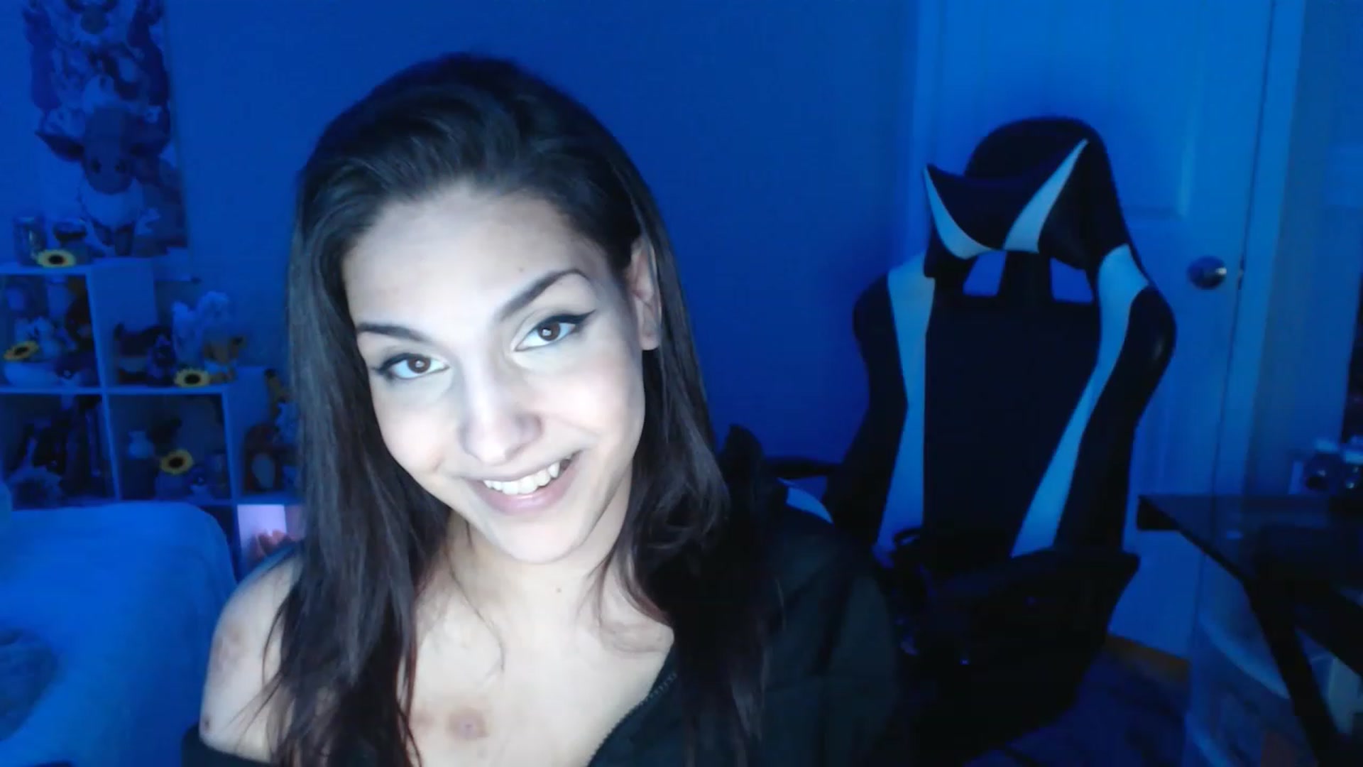 Gallery image thumbnail from ThirstyCara's myfreecams stream on, 12/17/2022, 07:20 image 1 of 20