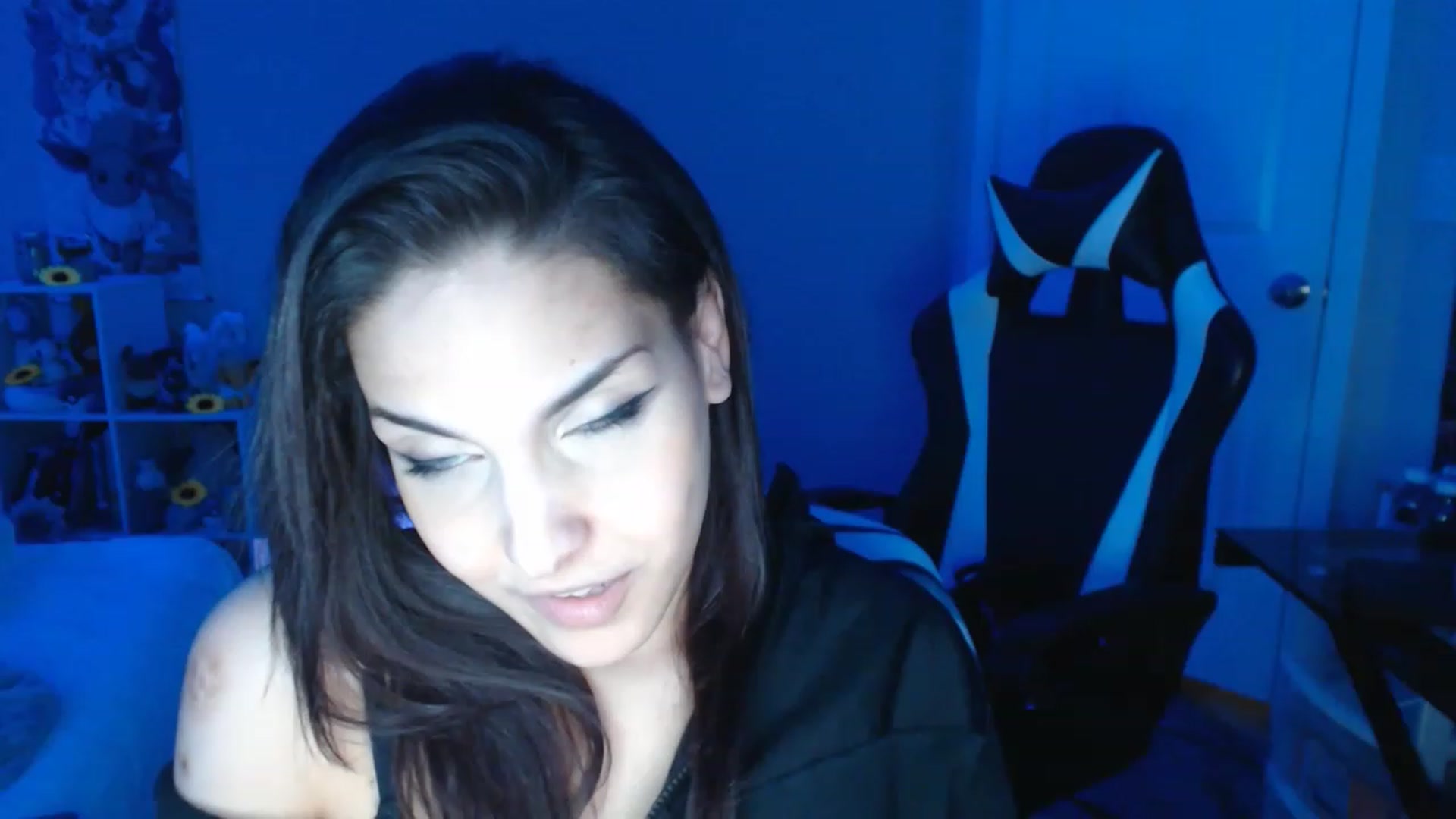 Gallery image thumbnail from ThirstyCara's myfreecams stream on, 12/17/2022, 07:20 image 10 of 20