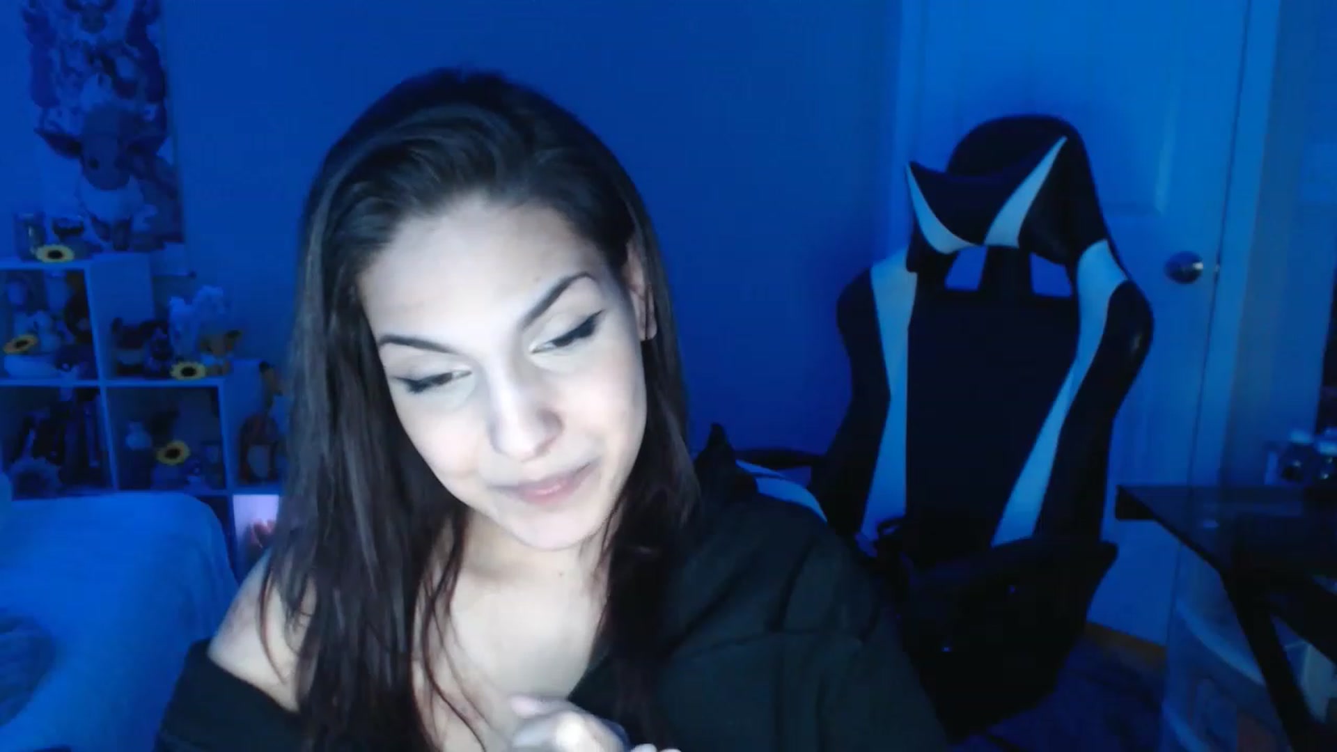 Gallery image thumbnail from ThirstyCara's myfreecams stream on, 12/17/2022, 07:20 image 5 of 20